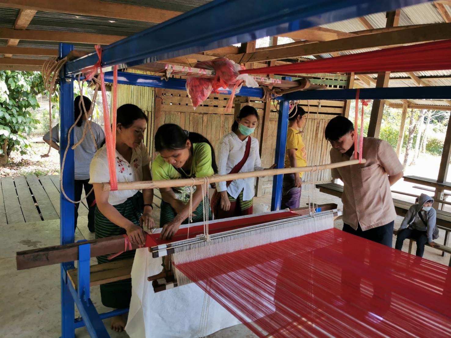 CDD@KAN>>>ศูนย์ศิลปาชีพราชบุรีจับมือพัฒนาชุมชนกาญจน์ ลงพื้นที่ไล่โว่-สาละวะพัฒนาการทอผ้า