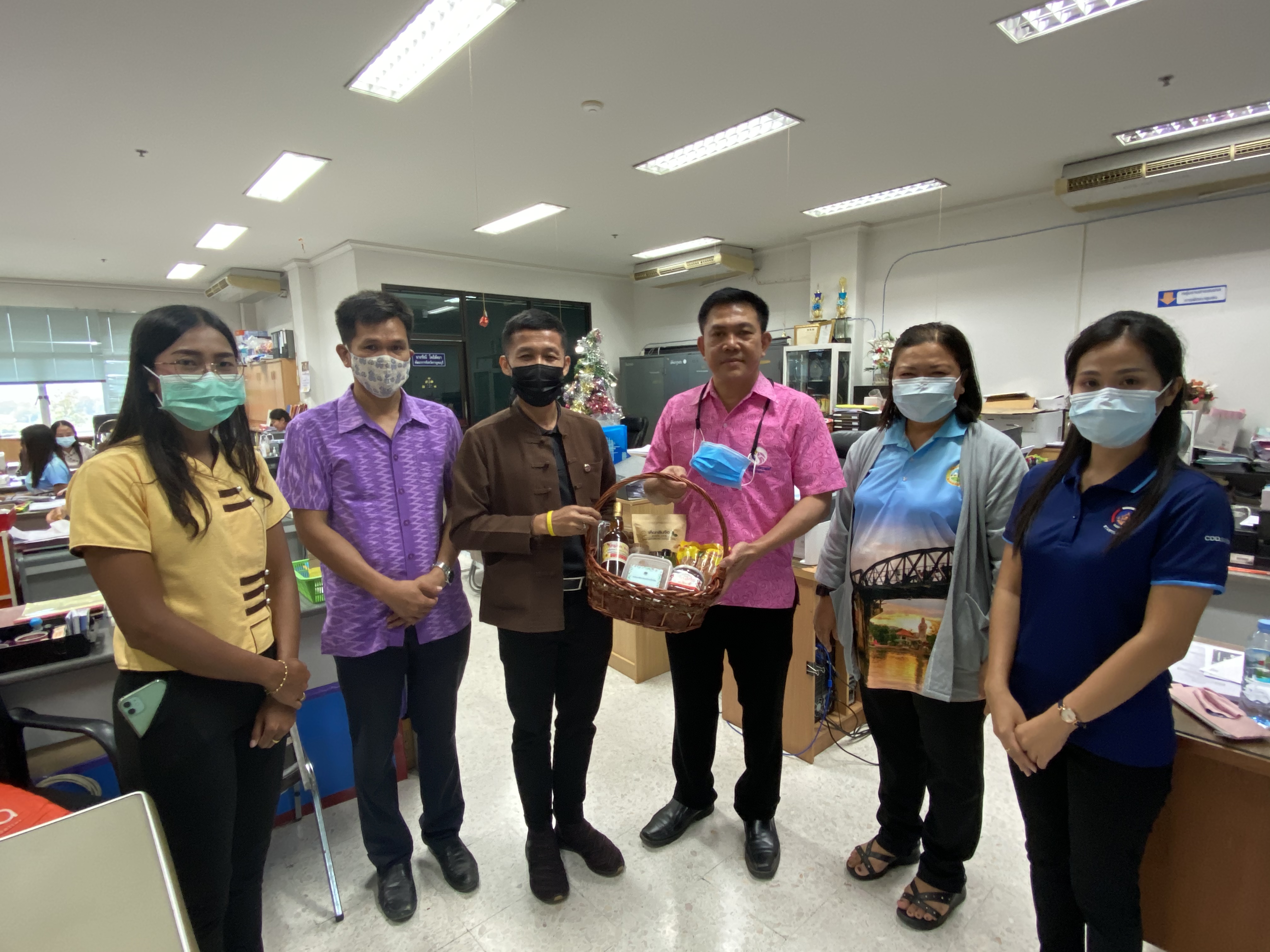 CDD@KAN>>>สพอ.ไทรโยค มอบกระเช้าปีใหม่ 2564