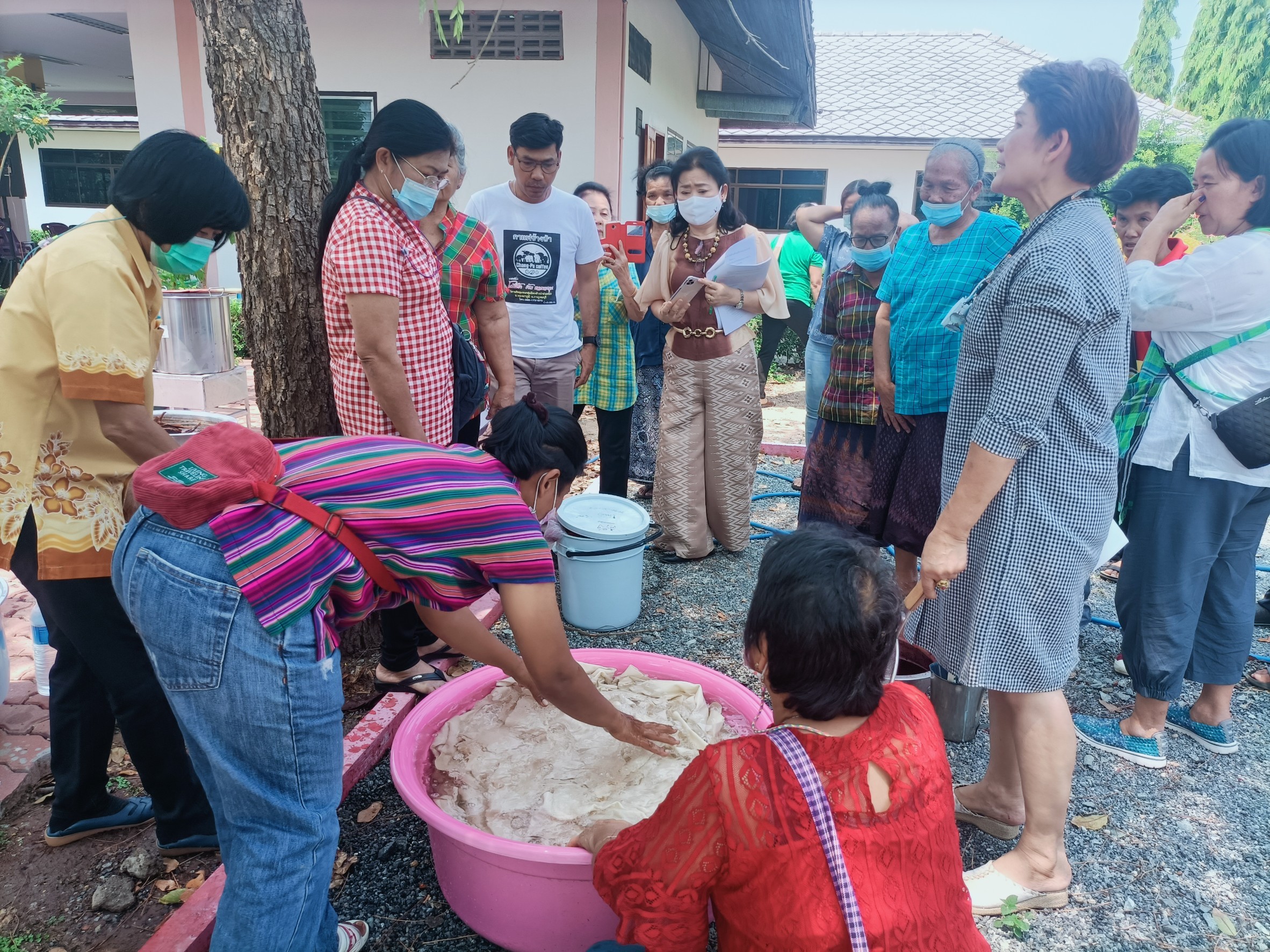 CDD@KAN>>>โครงการสตรีกาญจน์สืบสาน อนุรักษ์ศิลป์ผ้าถิ่นไทย ด้วยการจัดการความรู้และถ่ายทอดเทคโนโลยีการพัฒนาผ้ามัดหมี่เชิงพาณิชย์ ครั้งที่ 1