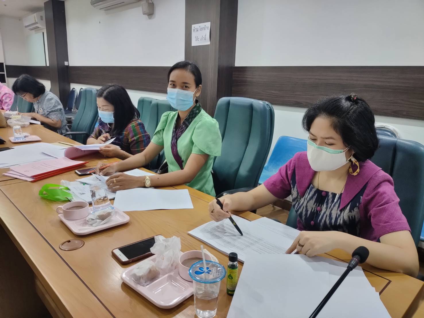 พัฒนาชุมชนกาญจน์จับมือร่วมกับคณะทำงานขับเคลื่อนกองทุนสตรี ประชุมพิจารณาโครงการอนุมัติกว่า 2 ล้านบาท