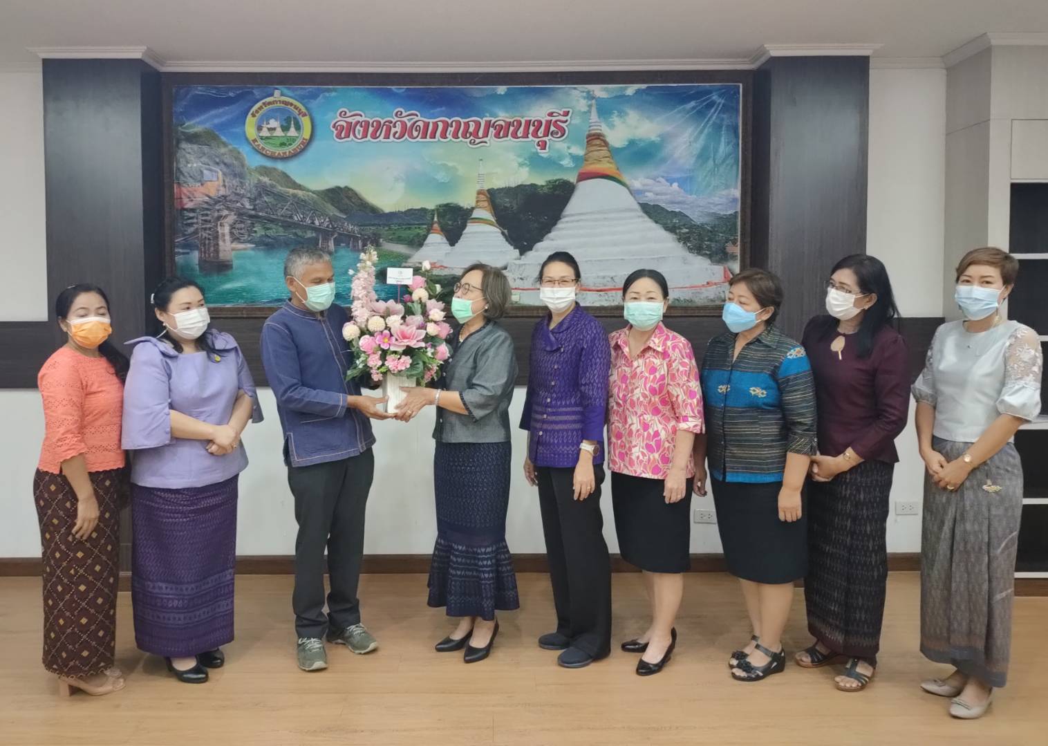 พัฒนาชุมชนกาญจน์จับมือร่วมกับคณะทำงานขับเคลื่อนกองทุนสตรี ประชุมพิจารณาโครงการอนุมัติกว่า 2 ล้านบาท