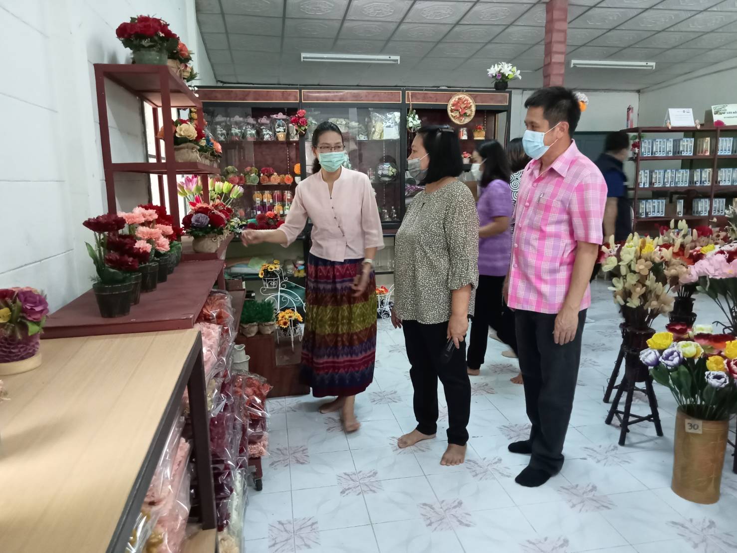 พัฒนาชุมชนกาญจน์ ลงลุยคัดเลือกคนกองทุนพัฒนาบทบาทสตรีอำเภอเมืองกาญจนบุรี
