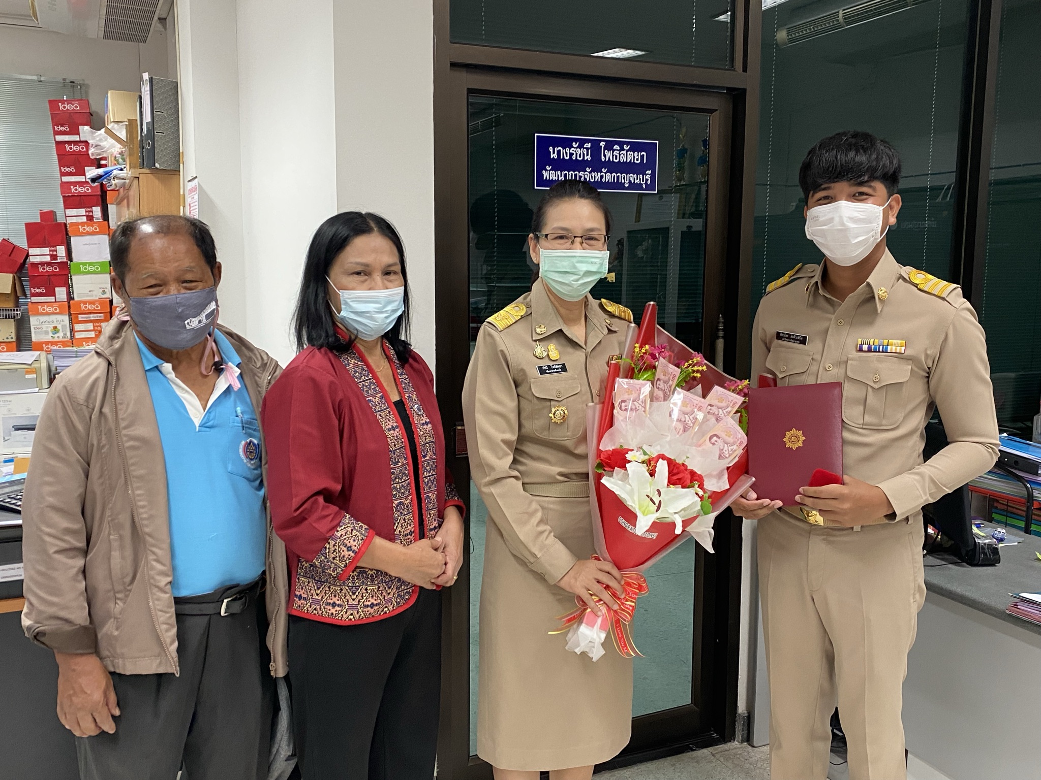 คลอดพัฒนากร รุ่นที่ 114 รองผู้ว่าราชการจังหวัดมอบเข็มและใบประกาศเป็นพัฒนากรเต็มตัว