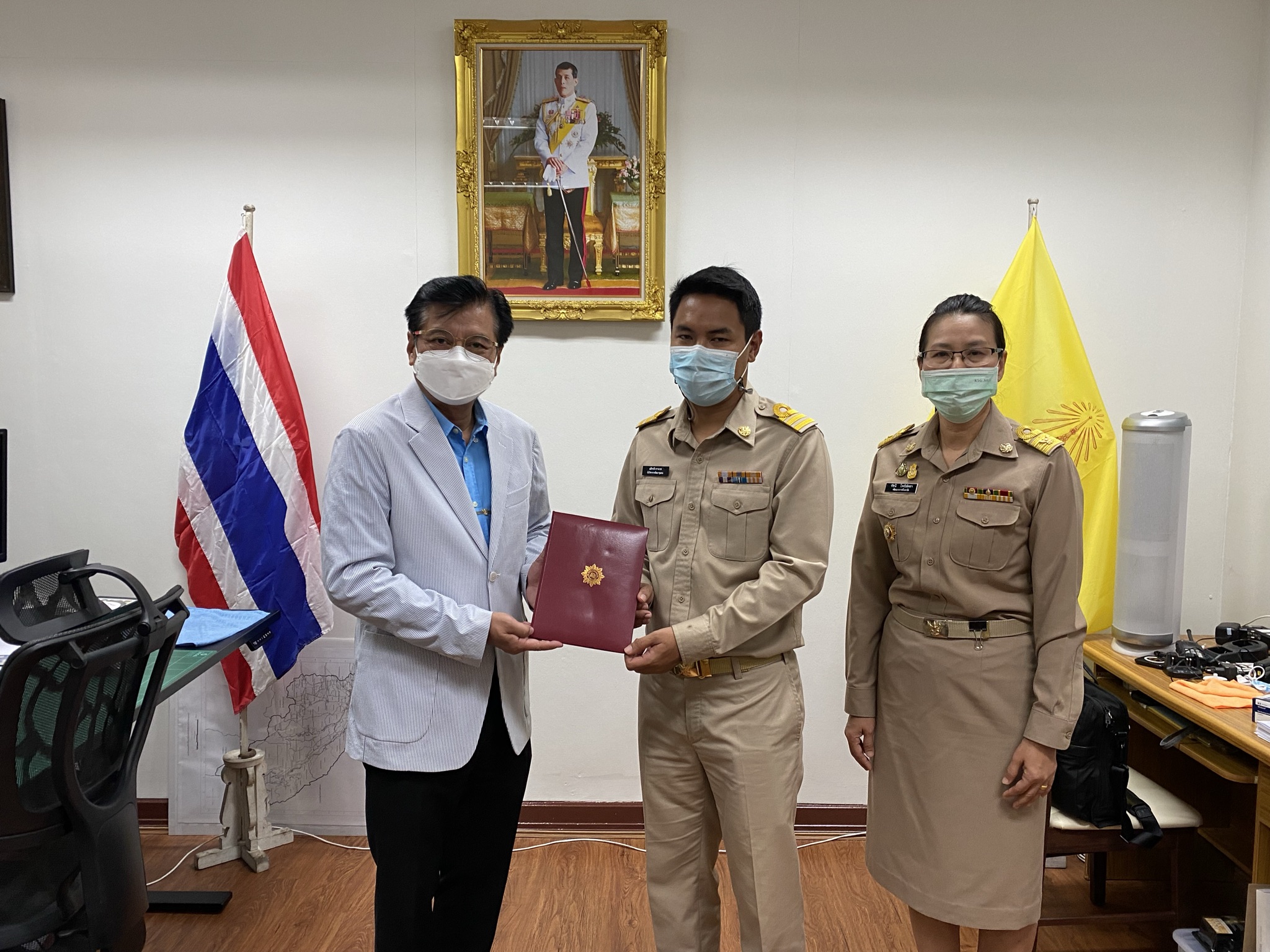 คลอดพัฒนากร รุ่นที่ 114 รองผู้ว่าราชการจังหวัดมอบเข็มและใบประกาศเป็นพัฒนากรเต็มตัว