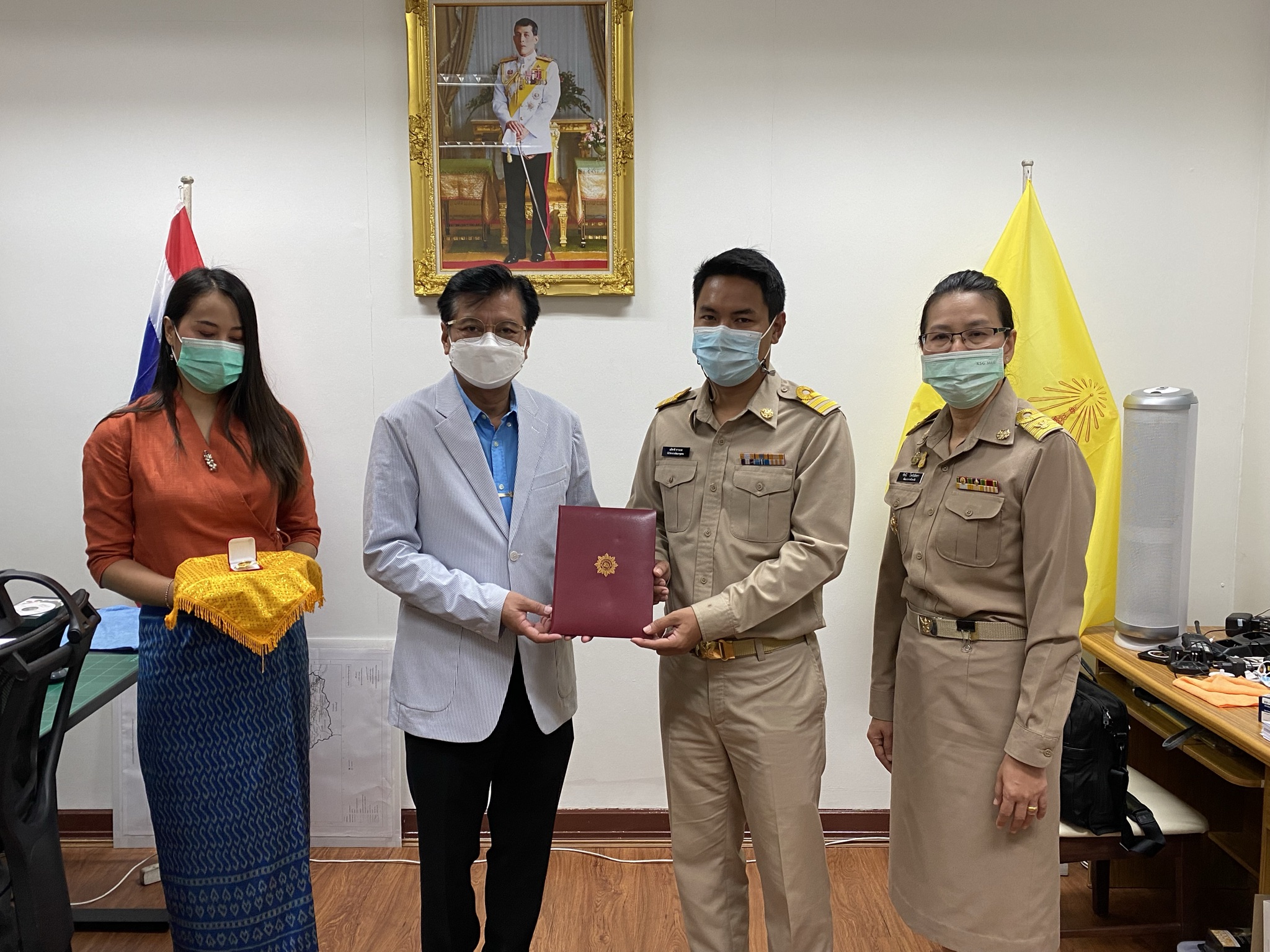 คลอดพัฒนากร รุ่นที่ 114 รองผู้ว่าราชการจังหวัดมอบเข็มและใบประกาศเป็นพัฒนากรเต็มตัว