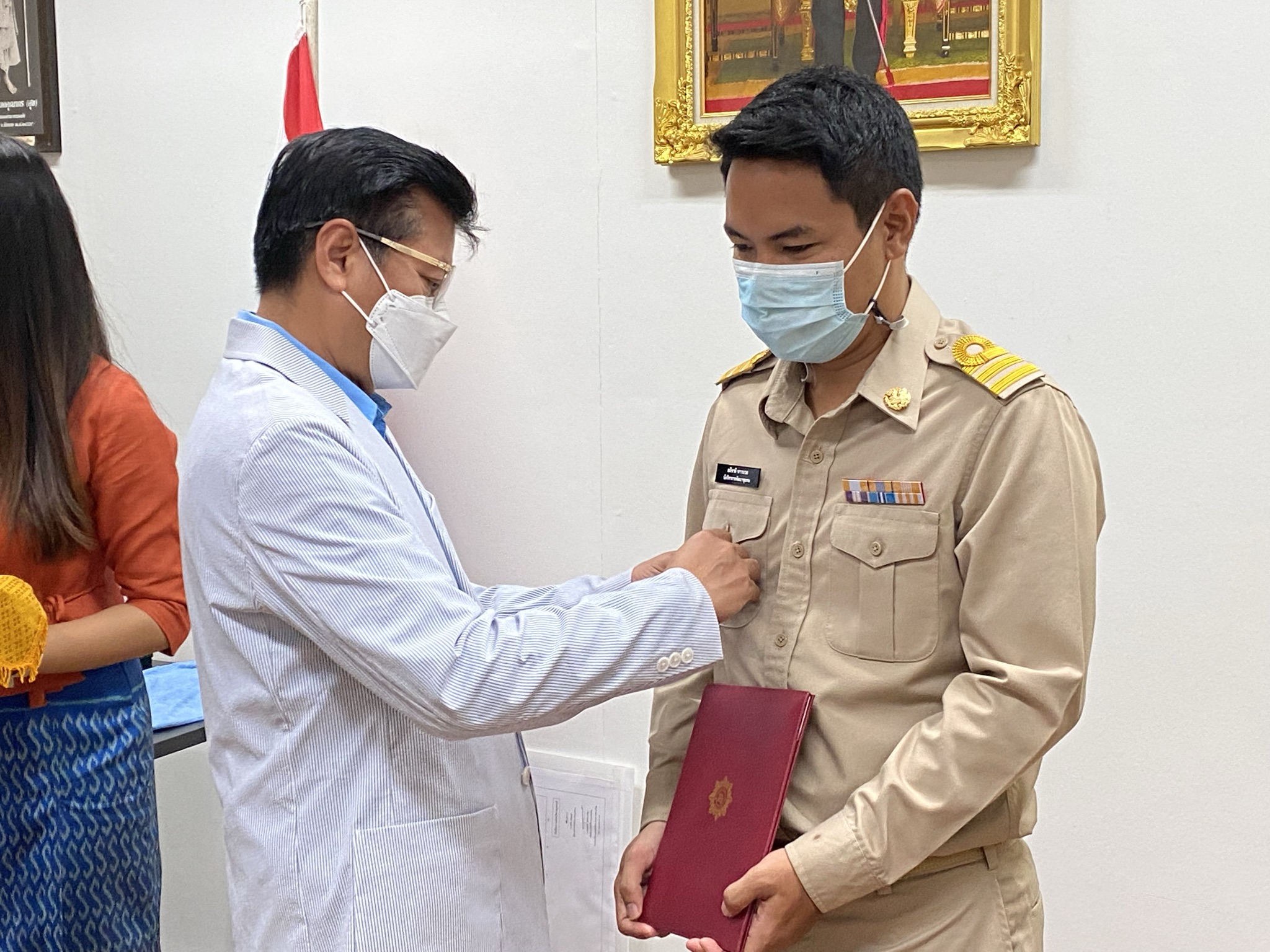คลอดพัฒนากร รุ่นที่ 114 รองผู้ว่าราชการจังหวัดมอบเข็มและใบประกาศเป็นพัฒนากรเต็มตัว