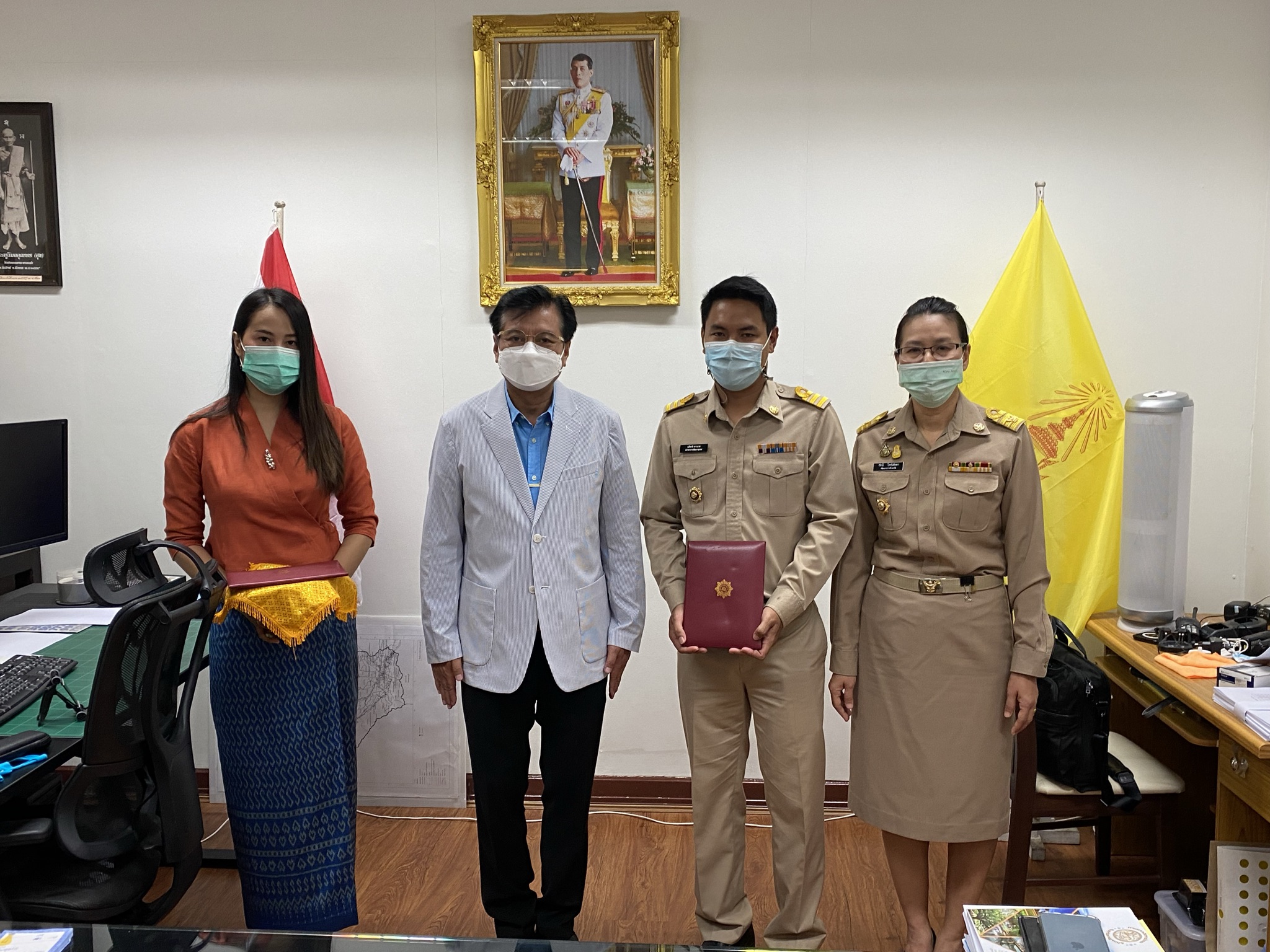 คลอดพัฒนากร รุ่นที่ 114 รองผู้ว่าราชการจังหวัดมอบเข็มและใบประกาศเป็นพัฒนากรเต็มตัว