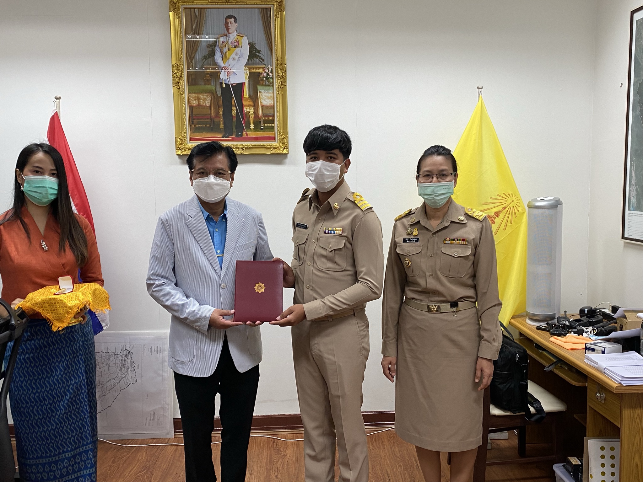 คลอดพัฒนากร รุ่นที่ 114 รองผู้ว่าราชการจังหวัดมอบเข็มและใบประกาศเป็นพัฒนากรเต็มตัว