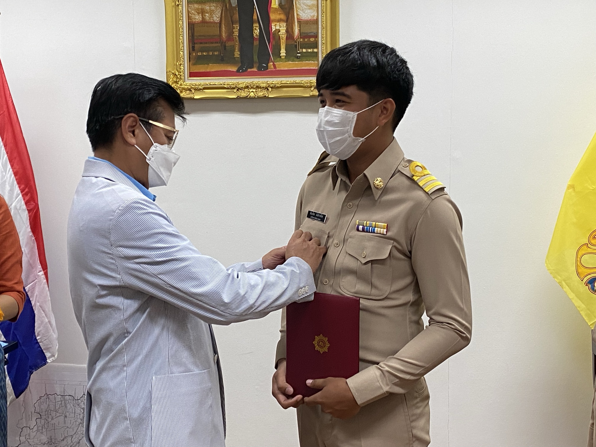 คลอดพัฒนากร รุ่นที่ 114 รองผู้ว่าราชการจังหวัดมอบเข็มและใบประกาศเป็นพัฒนากรเต็มตัว