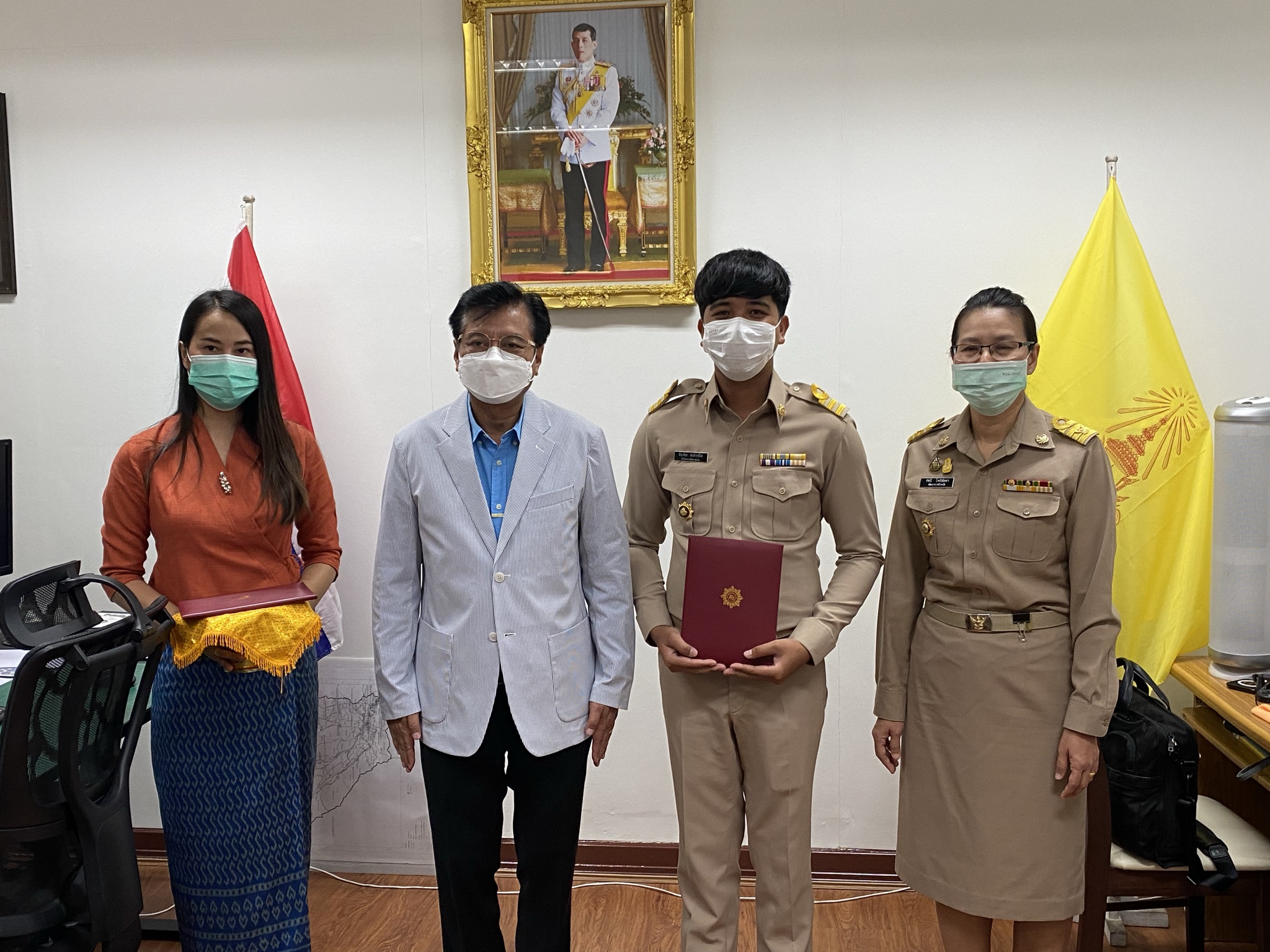 คลอดพัฒนากร รุ่นที่ 114 รองผู้ว่าราชการจังหวัดมอบเข็มและใบประกาศเป็นพัฒนากรเต็มตัว