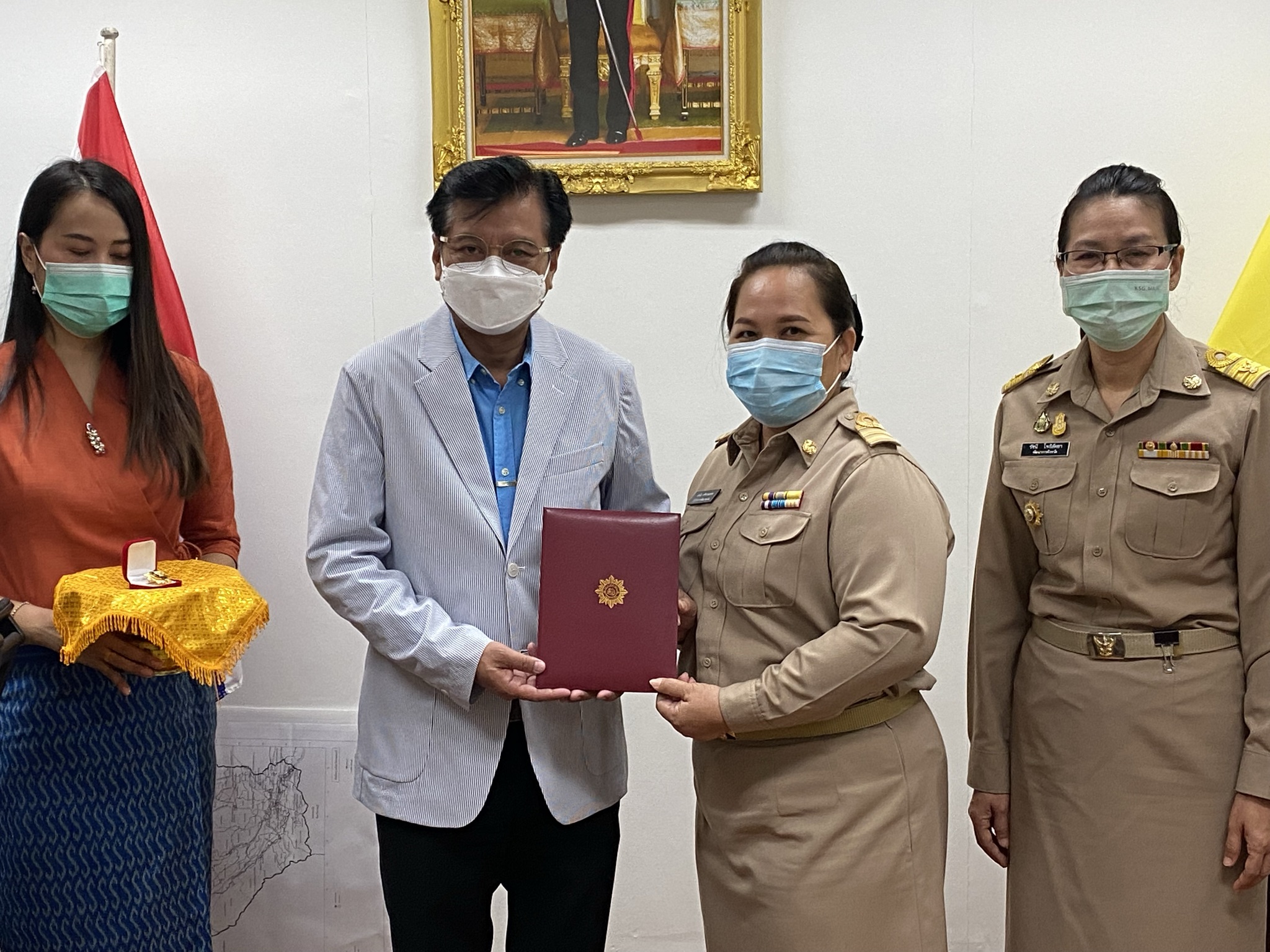 คลอดพัฒนากร รุ่นที่ 114 รองผู้ว่าราชการจังหวัดมอบเข็มและใบประกาศเป็นพัฒนากรเต็มตัว
