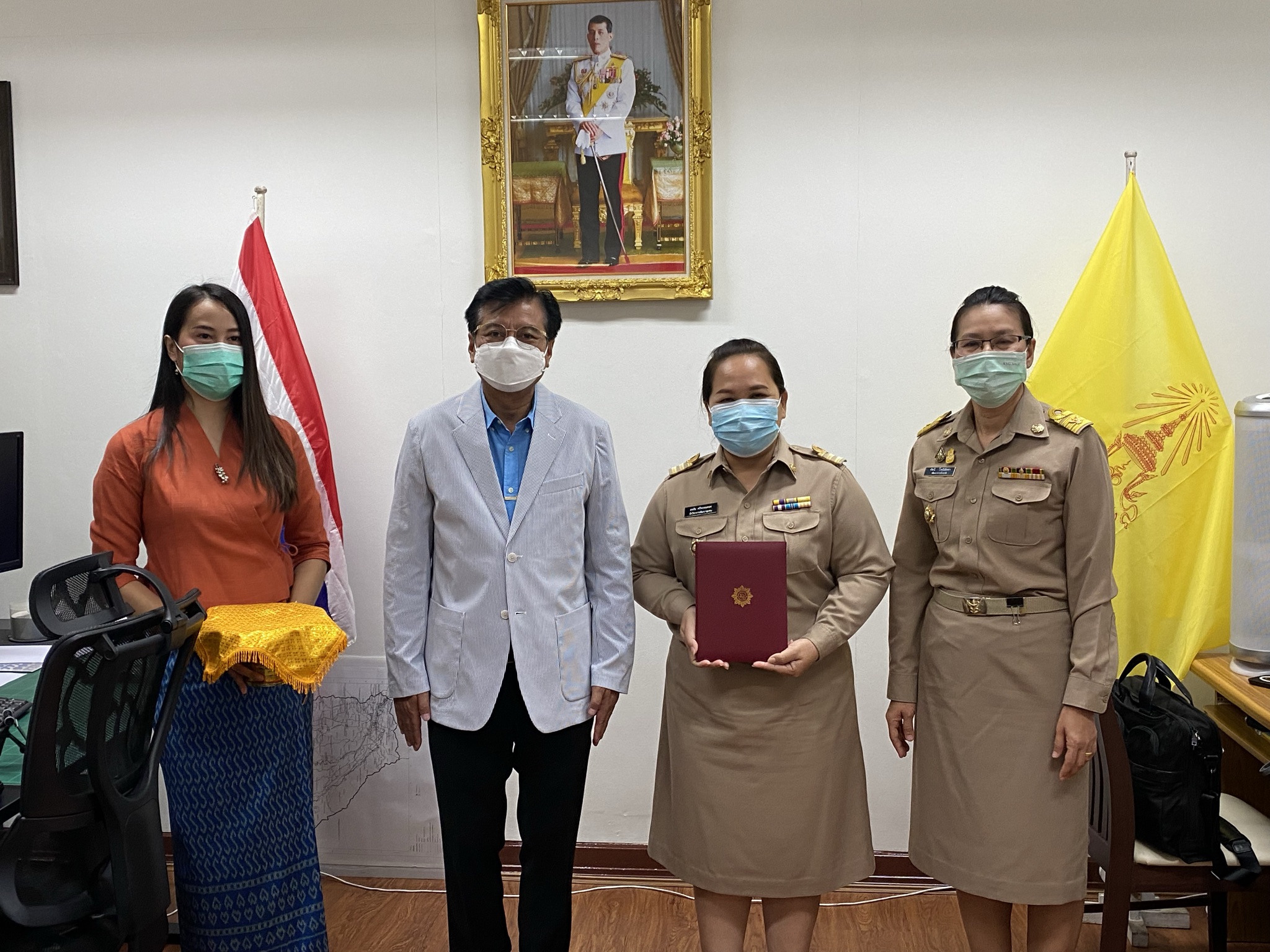 คลอดพัฒนากร รุ่นที่ 114 รองผู้ว่าราชการจังหวัดมอบเข็มและใบประกาศเป็นพัฒนากรเต็มตัว