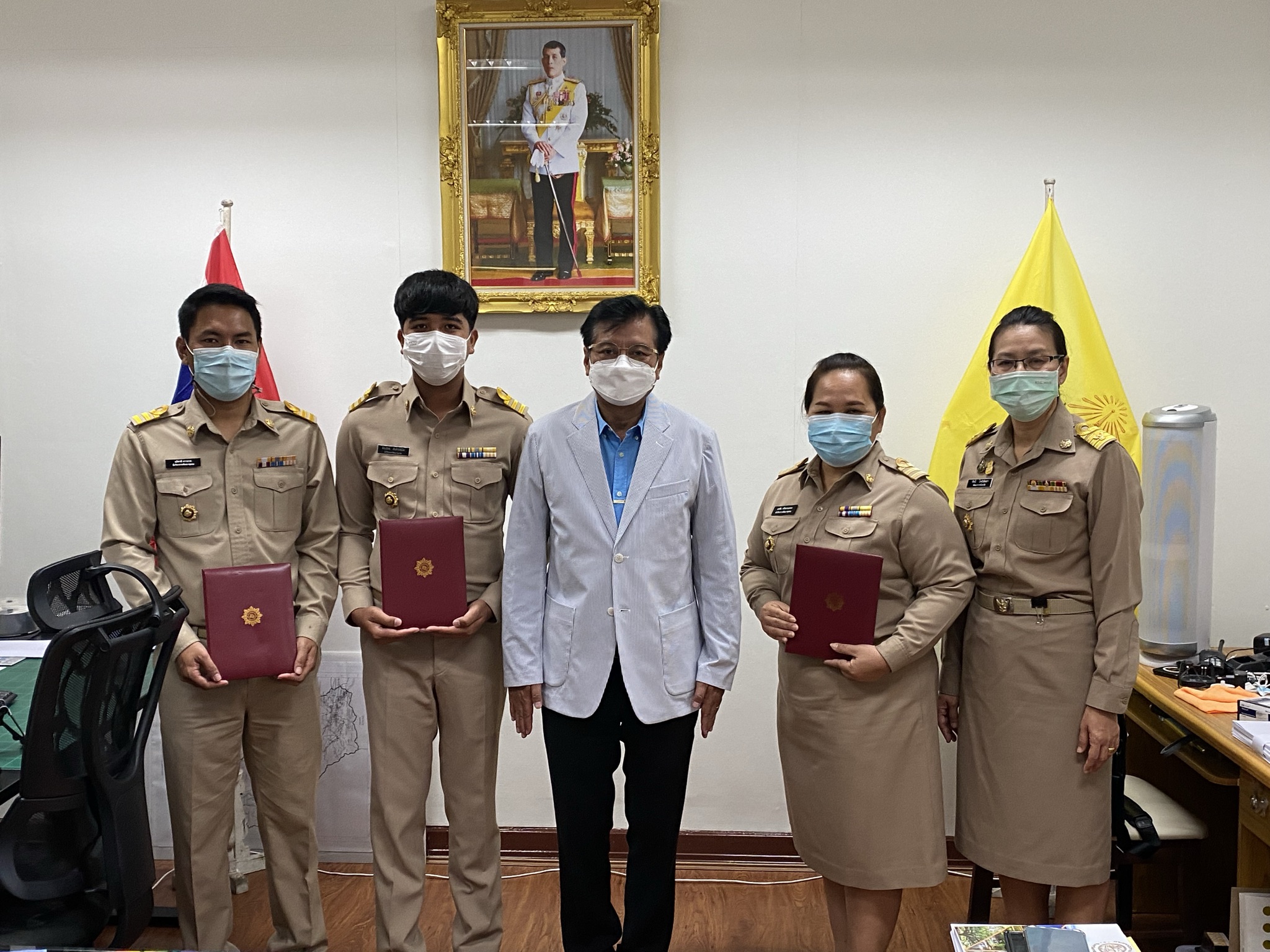 คลอดพัฒนากร รุ่นที่ 114 รองผู้ว่าราชการจังหวัดมอบเข็มและใบประกาศเป็นพัฒนากรเต็มตัว
