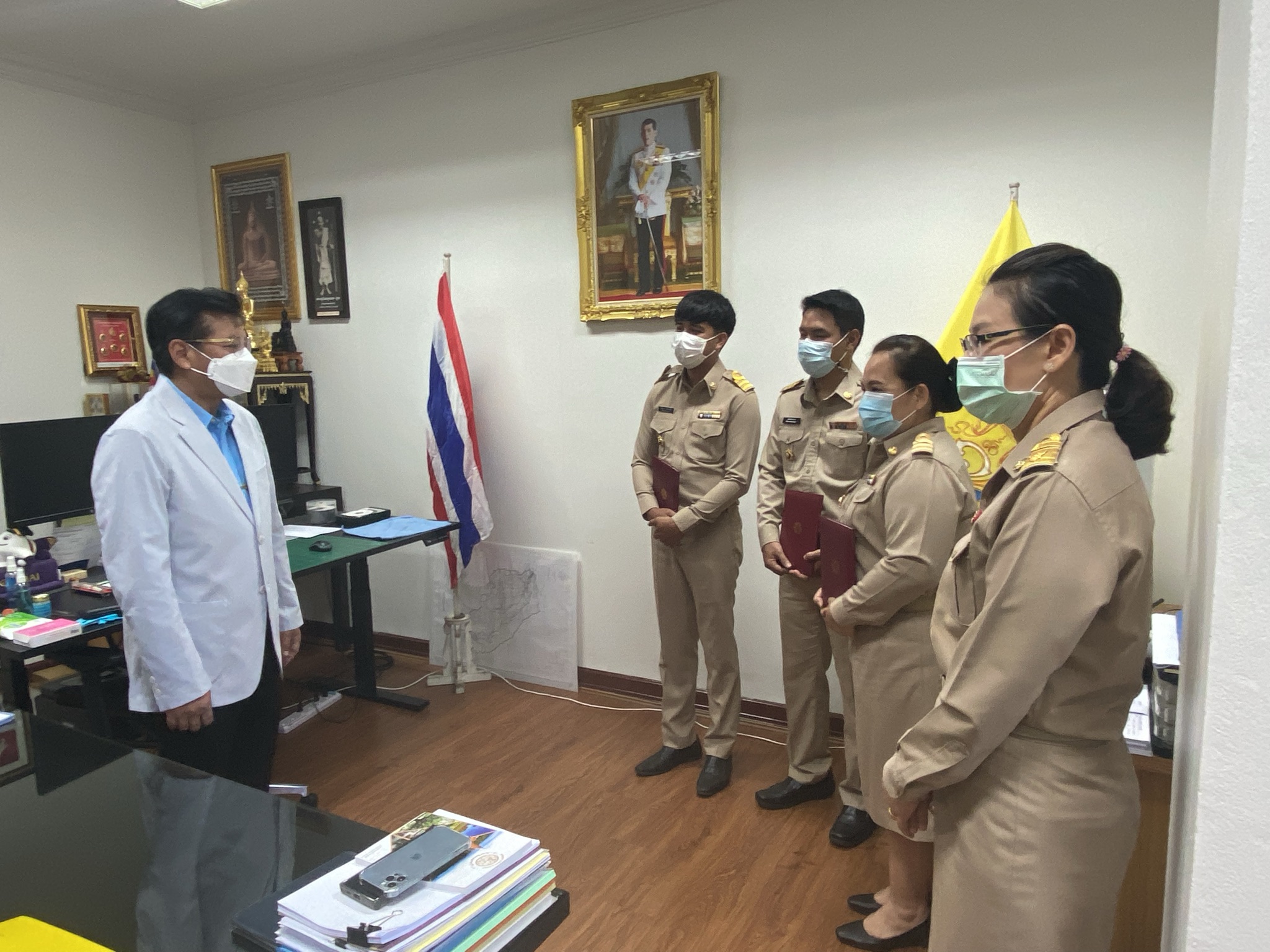 คลอดพัฒนากร รุ่นที่ 114 รองผู้ว่าราชการจังหวัดมอบเข็มและใบประกาศเป็นพัฒนากรเต็มตัว