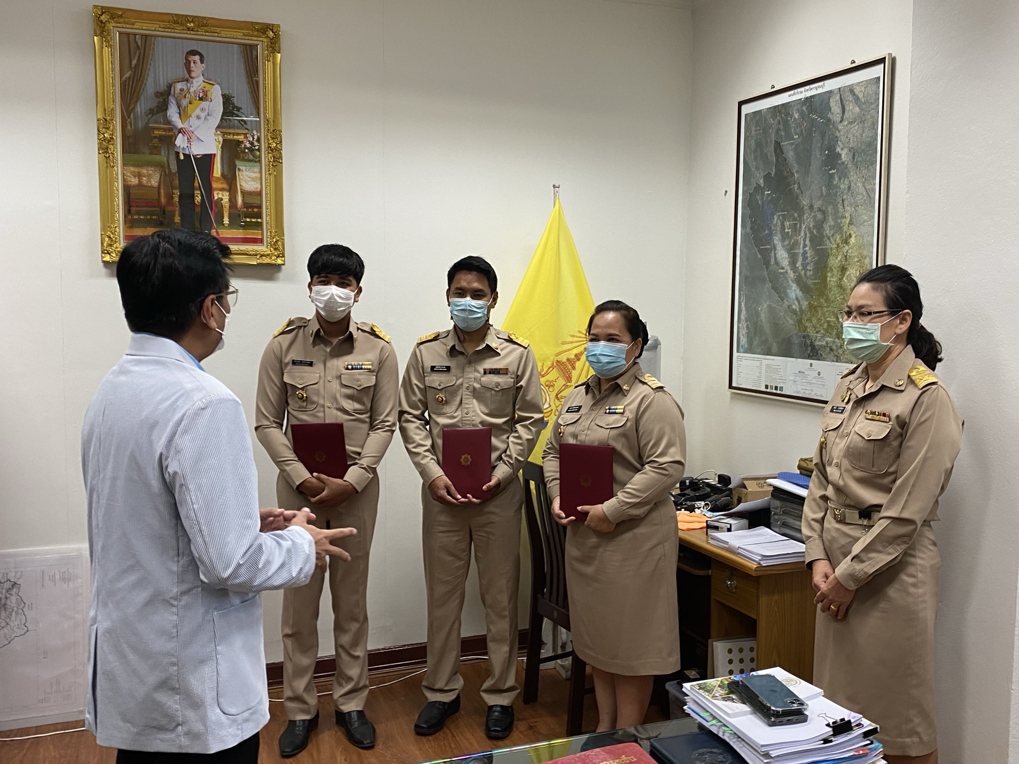 คลอดพัฒนากร รุ่นที่ 114 รองผู้ว่าราชการจังหวัดมอบเข็มและใบประกาศเป็นพัฒนากรเต็มตัว