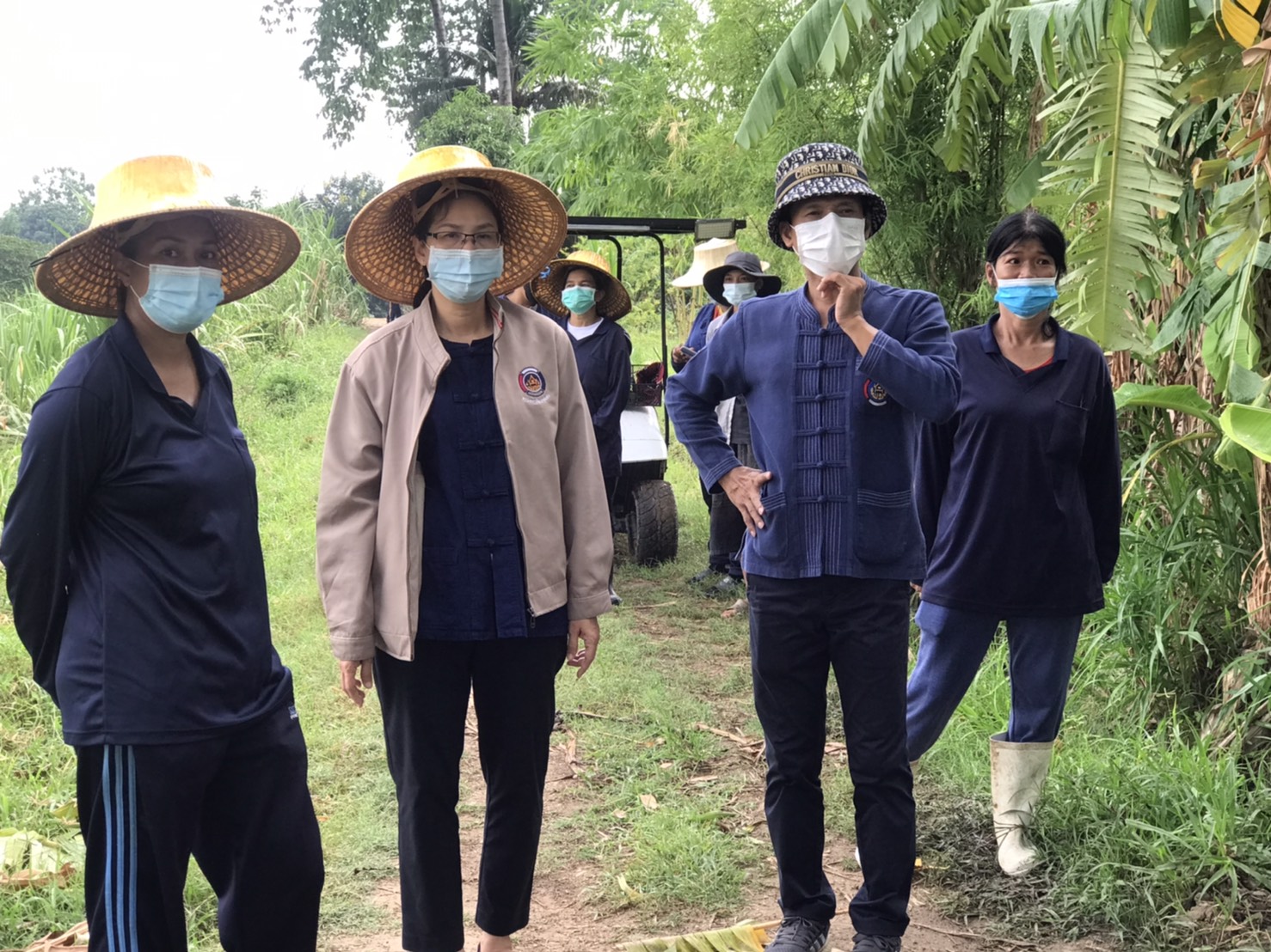 พัฒนาการจังหวัดกาญจนบุรี พาเยี่ยมชมแปลง CLM ไร่รักกาญจน์ ติดตามความคืบหน้าโครงการโคก หนอง นา