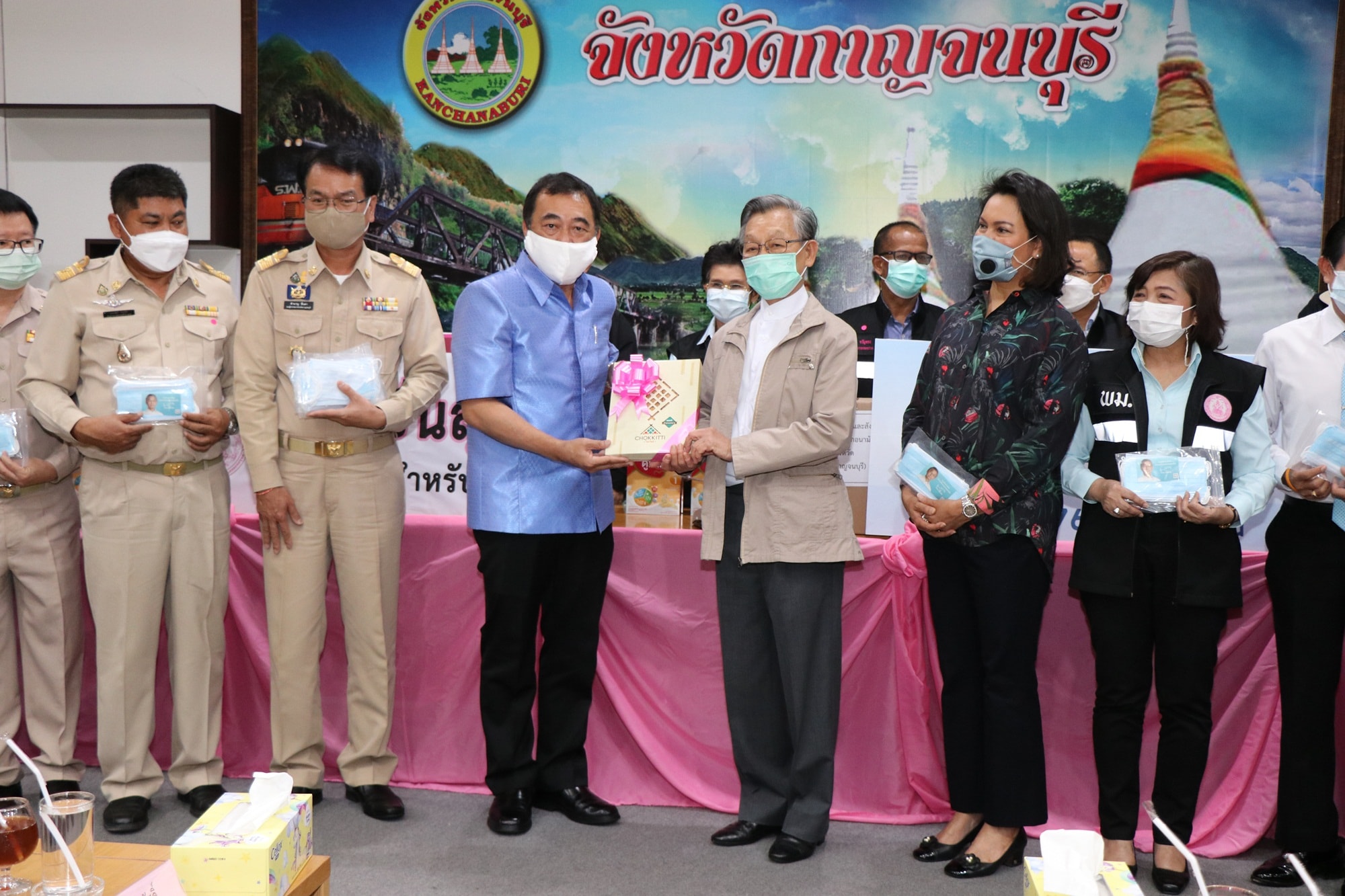ร่วมต้อนรับนายชวน หลีกภัย ประธานรัฐสภา ในฐานะประธานมูลนิธิเพื่อการศึกษาและสังคมเนื่องในโอกาสลงพื้นที่จังหวัดกาญจนบุรี