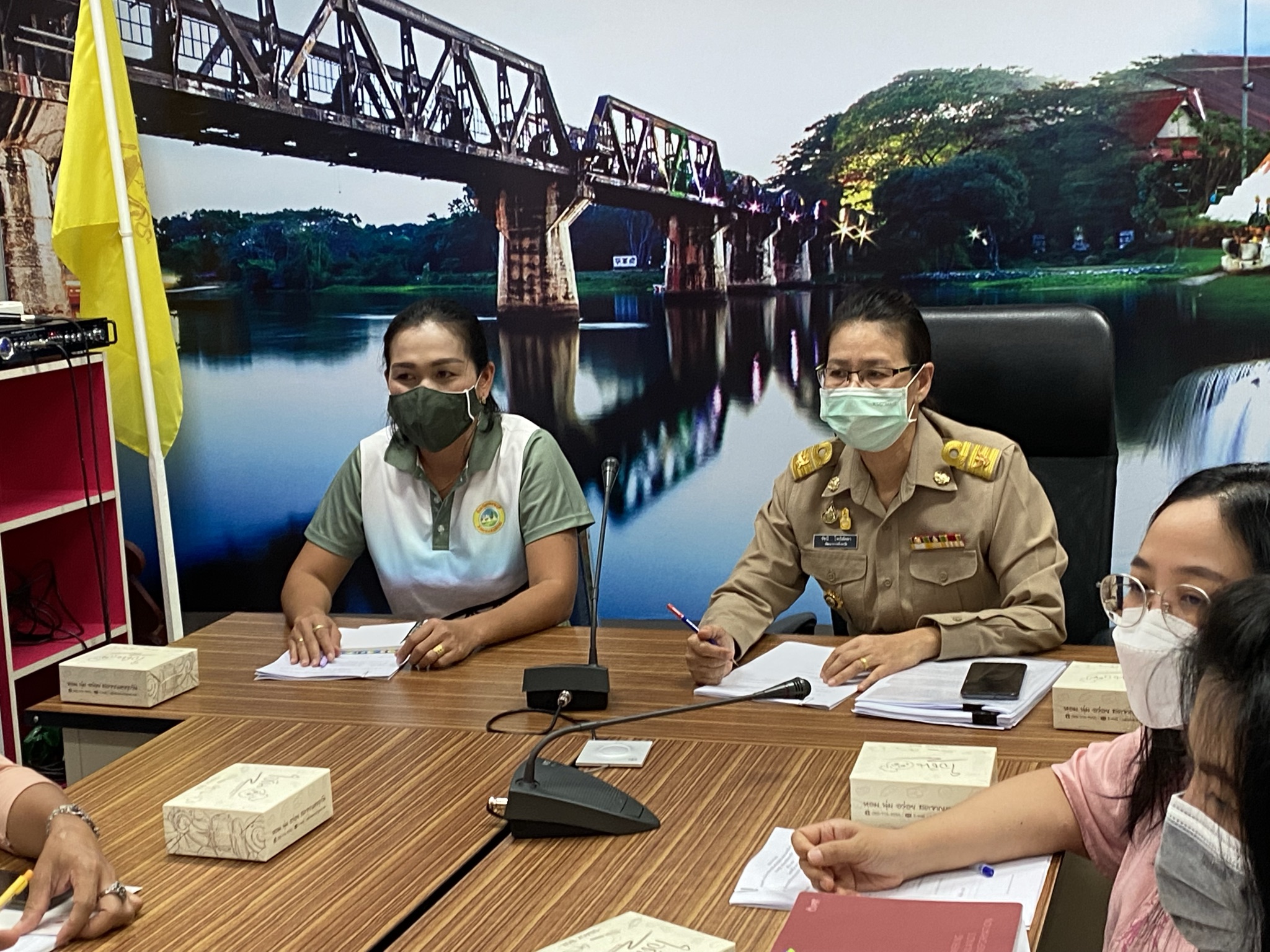 พัฒนาชุมชนกาญจน์ ประชุมทีมทำงานพัฒนาบ้านไล่โว่-สาละวะ เคลื่อนงานกลุ่มอาชีพทอผ้า