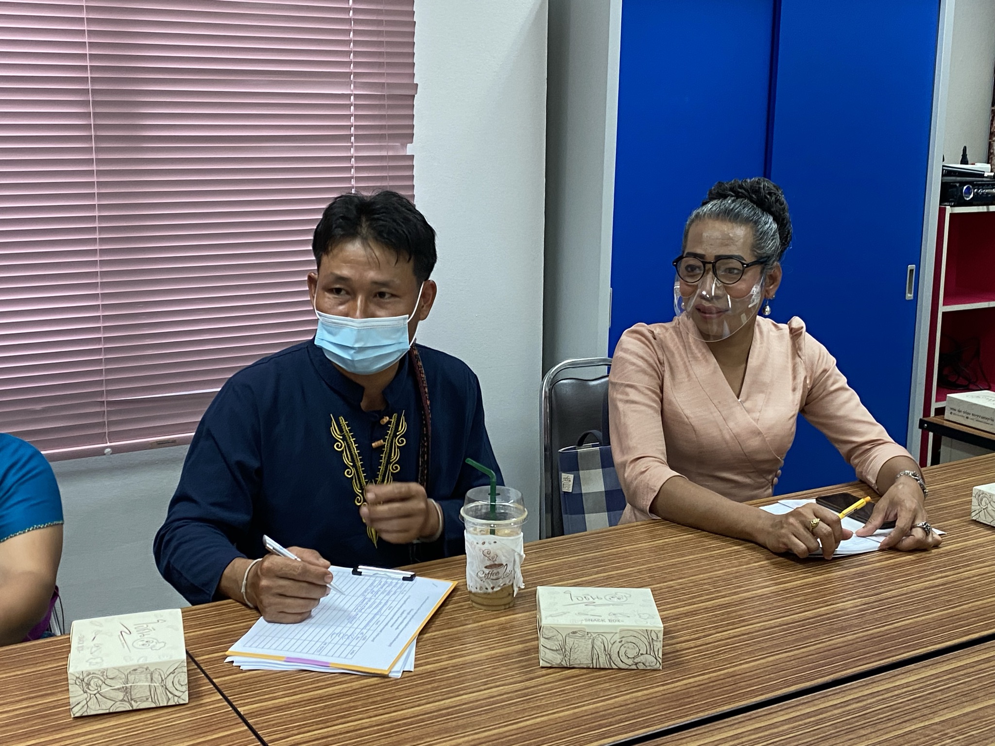 พัฒนาชุมชนกาญจน์ ประชุมทีมทำงานพัฒนาบ้านไล่โว่-สาละวะ เคลื่อนงานกลุ่มอาชีพทอผ้า