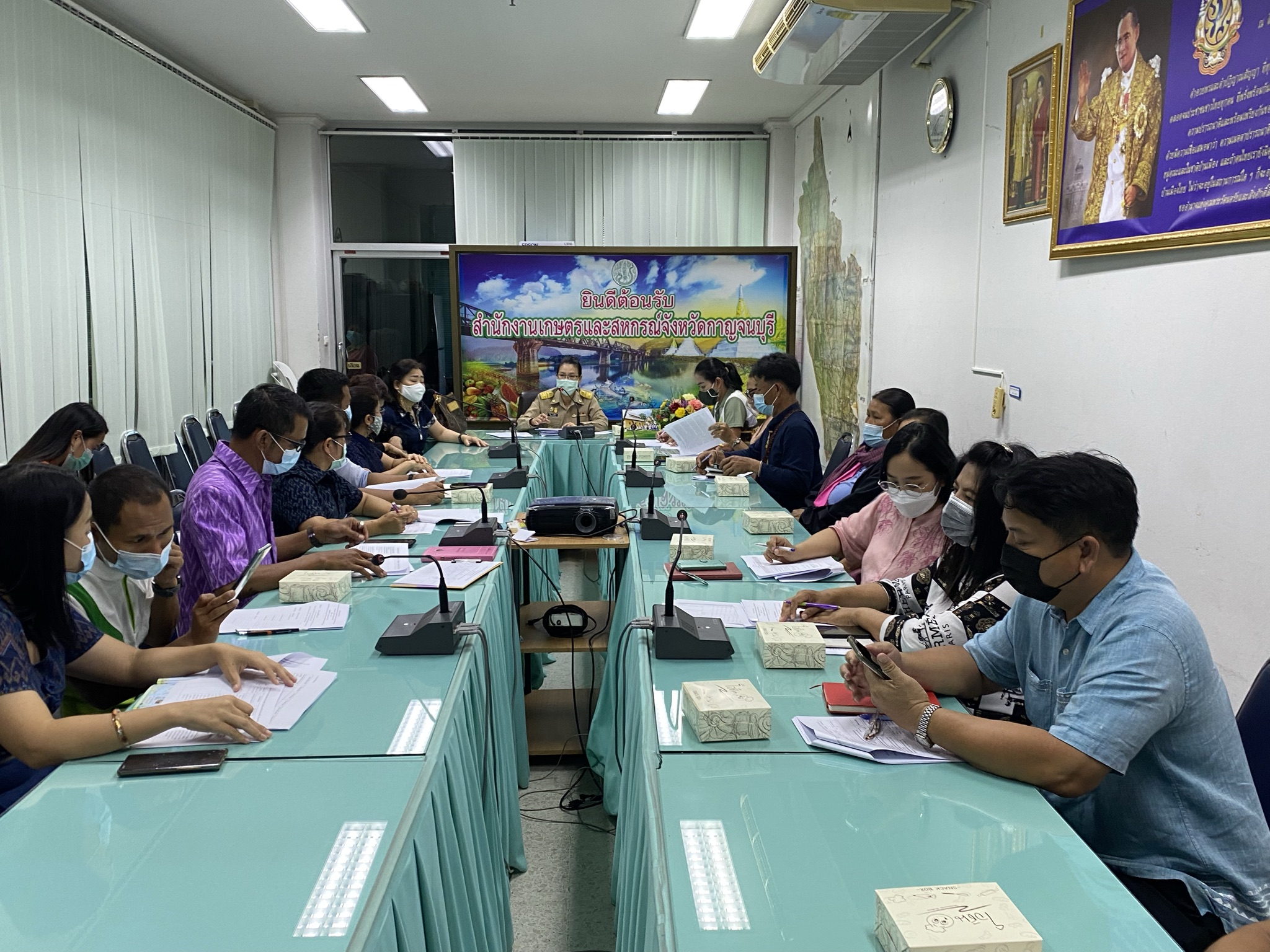 พัฒนาชุมชนกาญจน์ ประชุมทีมทำงานพัฒนาบ้านไล่โว่-สาละวะ เคลื่อนงานกลุ่มอาชีพทอผ้า