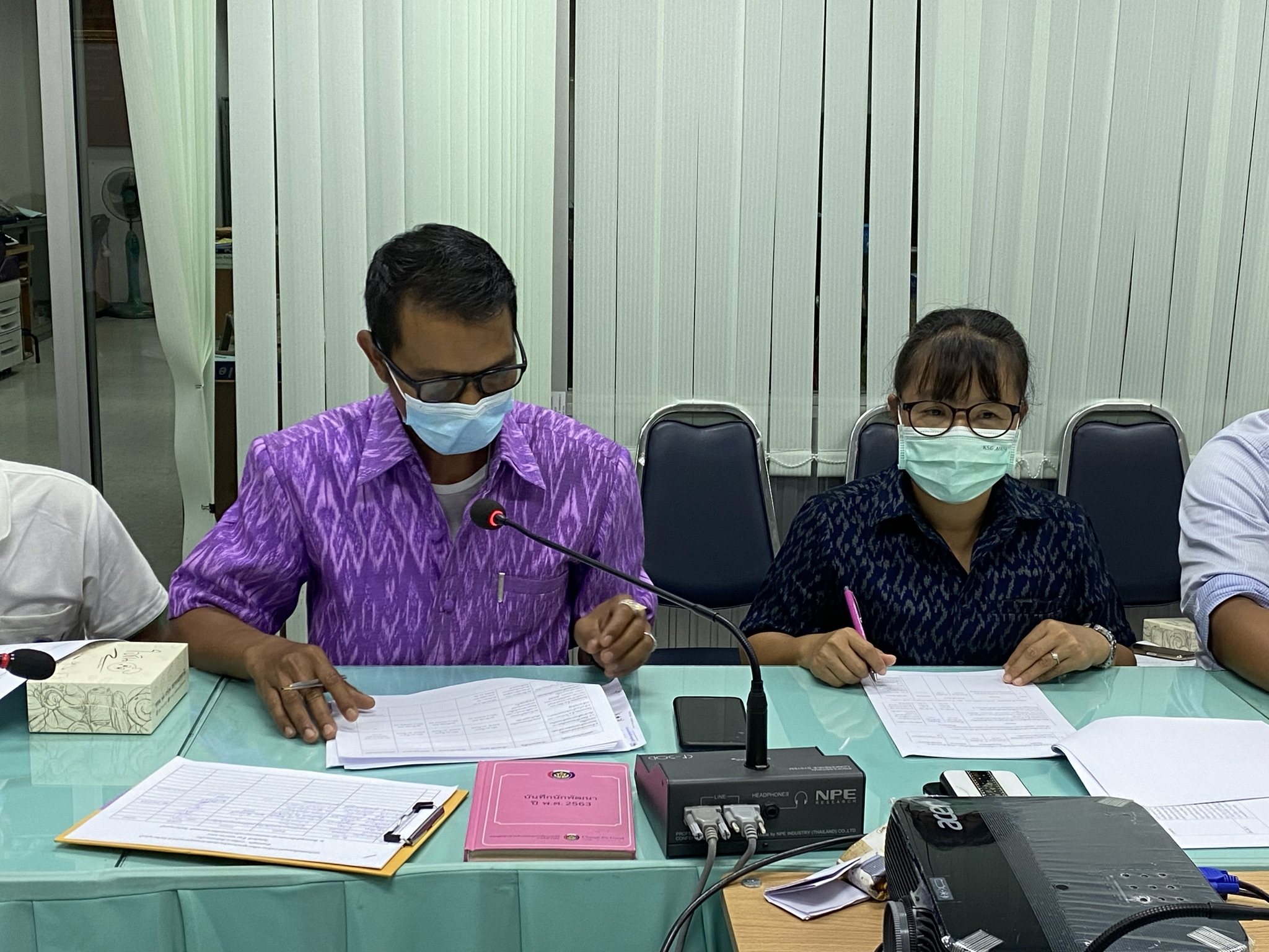 พัฒนาชุมชนกาญจน์ ประชุมทีมทำงานพัฒนาบ้านไล่โว่-สาละวะ เคลื่อนงานกลุ่มอาชีพทอผ้า