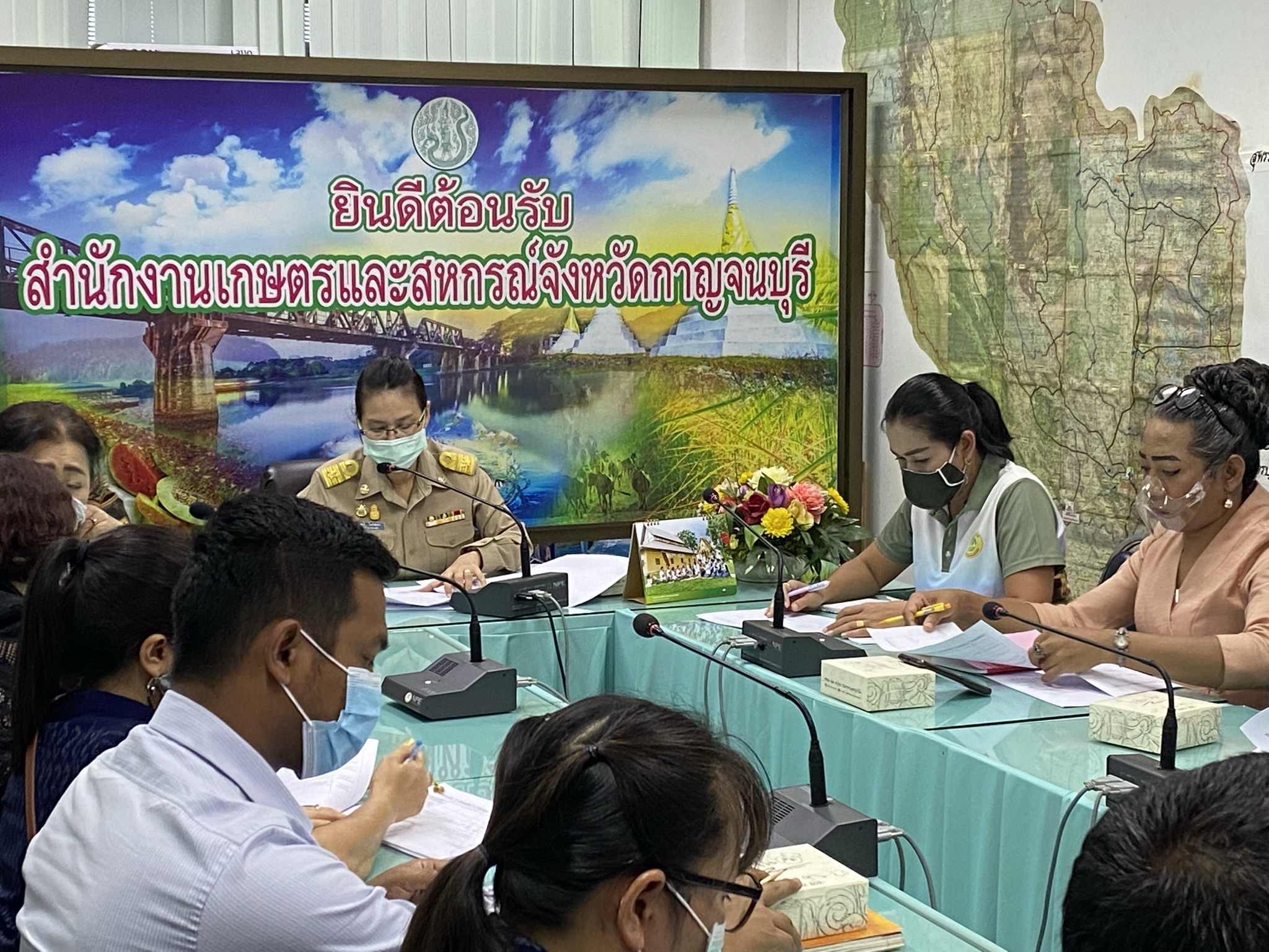 พัฒนาชุมชนกาญจน์ ประชุมทีมทำงานพัฒนาบ้านไล่โว่-สาละวะ เคลื่อนงานกลุ่มอาชีพทอผ้า
