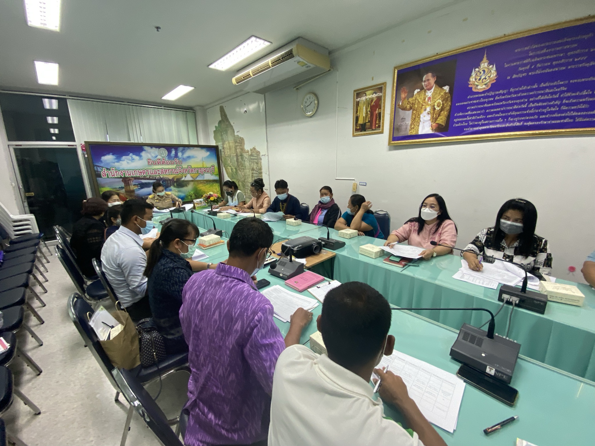 พัฒนาชุมชนกาญจน์ ประชุมทีมทำงานพัฒนาบ้านไล่โว่-สาละวะ เคลื่อนงานกลุ่มอาชีพทอผ้า