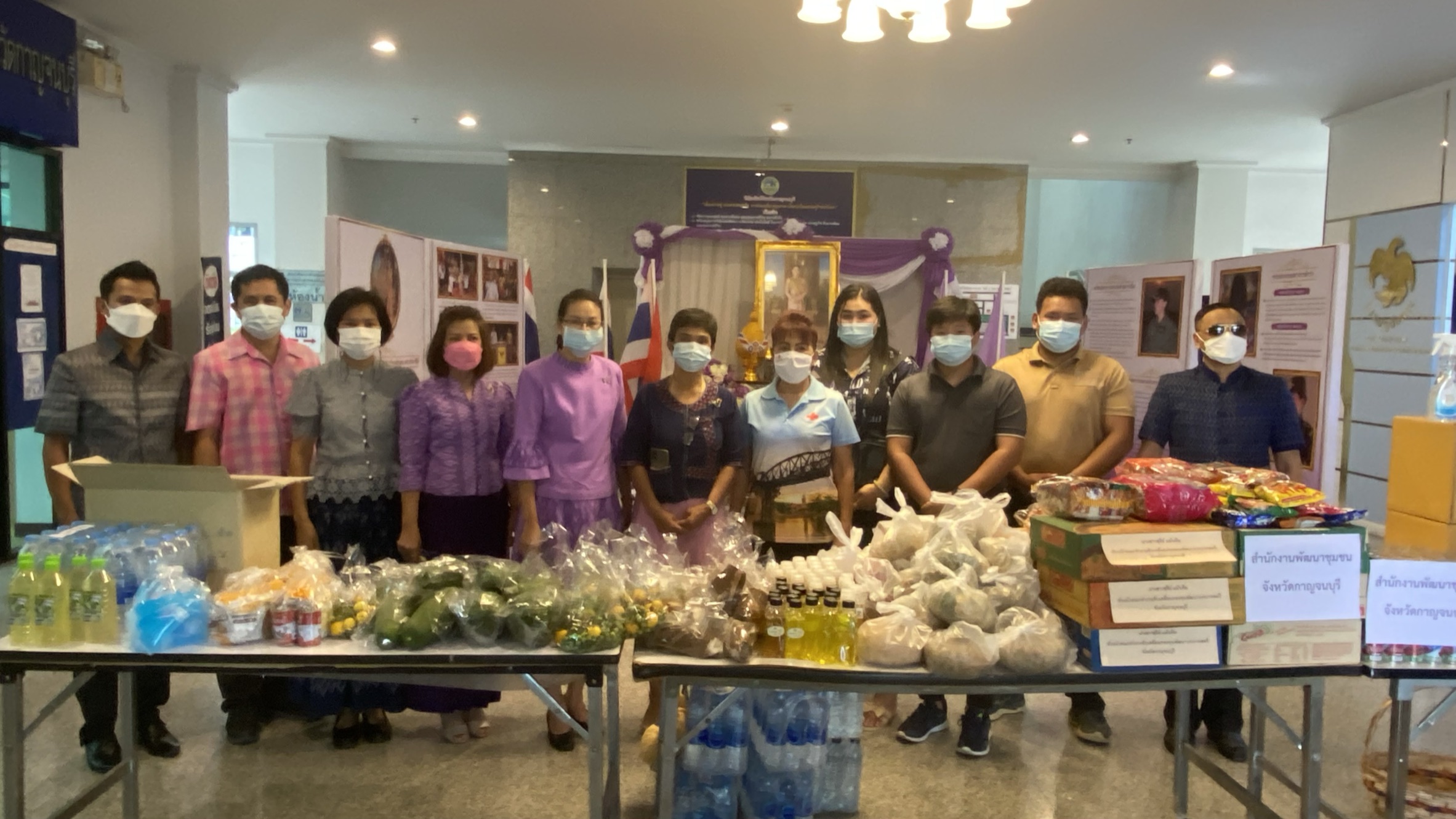 พัฒนาชุมชนกาญจน์จับมือเครือข่าย ร่วมส่งมอบของใส่ตู้ปันสุข ช่วยประชาชนช่วง COVID