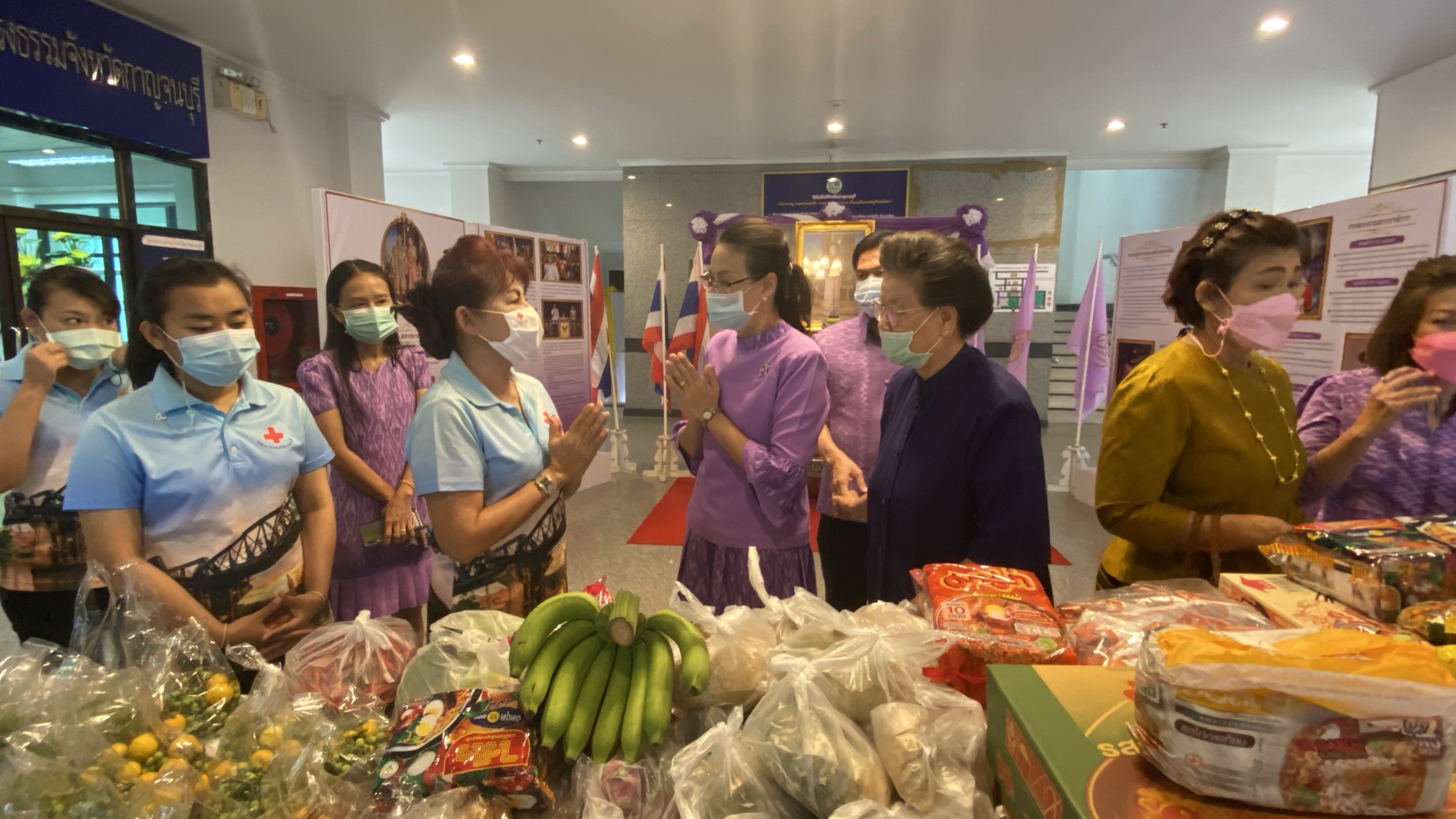 พัฒนาชุมชนกาญจน์จับมือเครือข่าย ร่วมส่งมอบของใส่ตู้ปันสุข ช่วยประชาชนช่วง COVID
