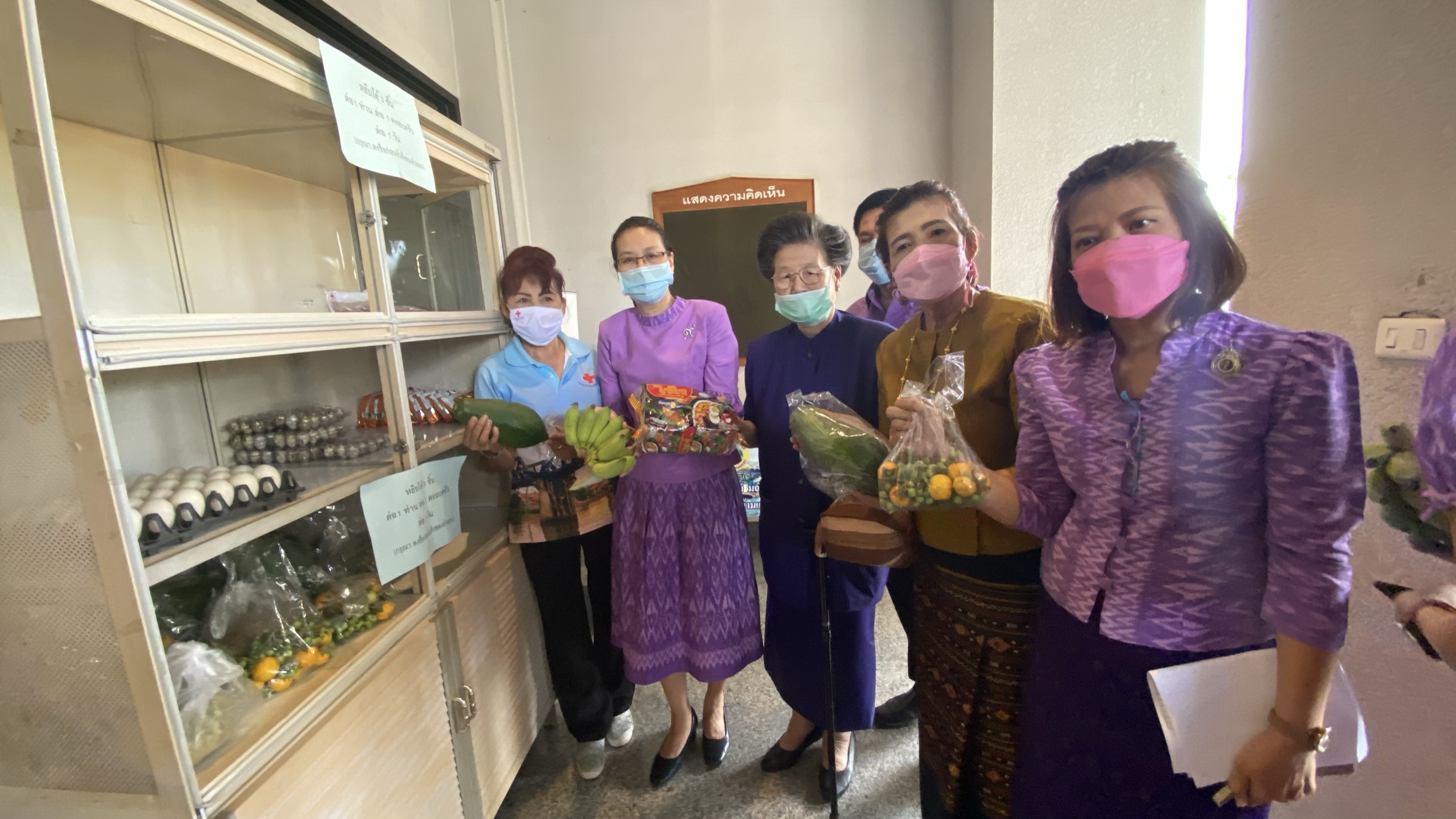 พัฒนาชุมชนกาญจน์จับมือเครือข่าย ร่วมส่งมอบของใส่ตู้ปันสุข ช่วยประชาชนช่วง COVID