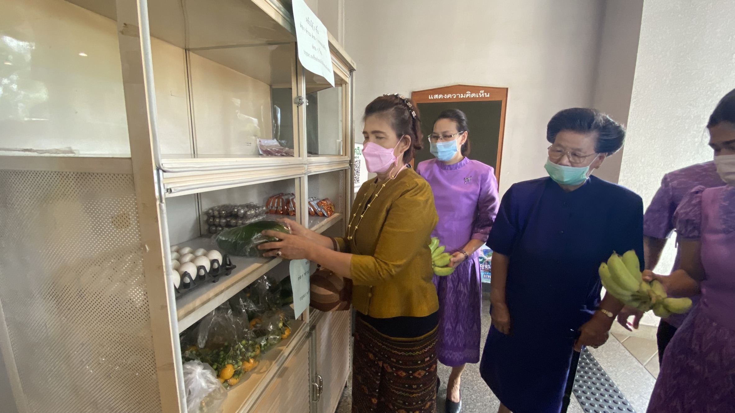 พัฒนาชุมชนกาญจน์จับมือเครือข่าย ร่วมส่งมอบของใส่ตู้ปันสุข ช่วยประชาชนช่วง COVID