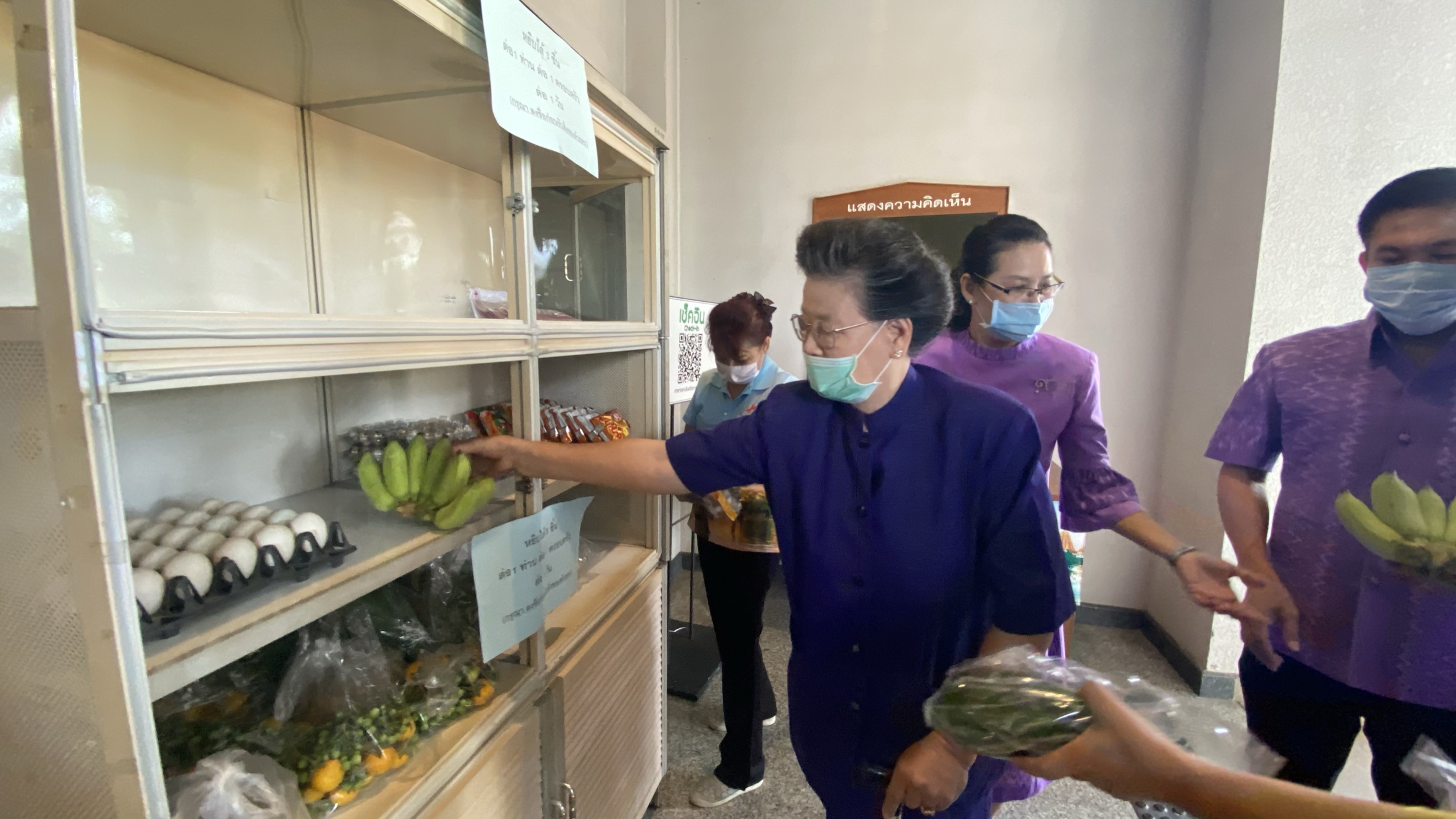 พัฒนาชุมชนกาญจน์จับมือเครือข่าย ร่วมส่งมอบของใส่ตู้ปันสุข ช่วยประชาชนช่วง COVID