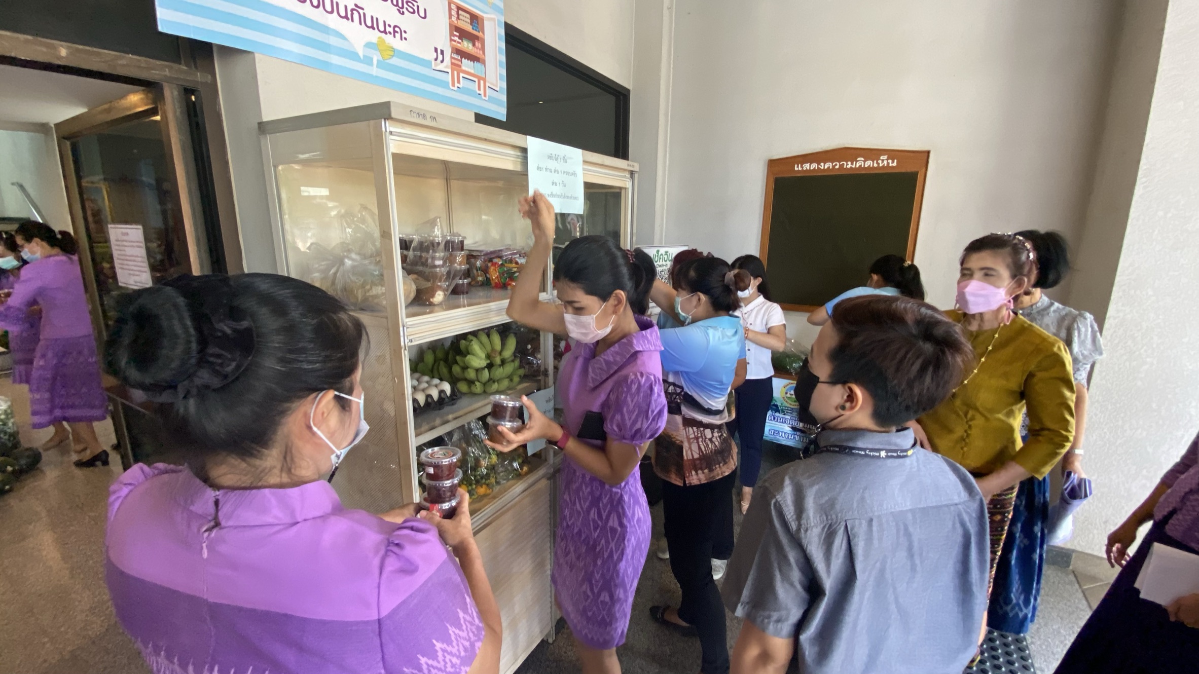 พัฒนาชุมชนกาญจน์จับมือเครือข่าย ร่วมส่งมอบของใส่ตู้ปันสุข ช่วยประชาชนช่วง COVID