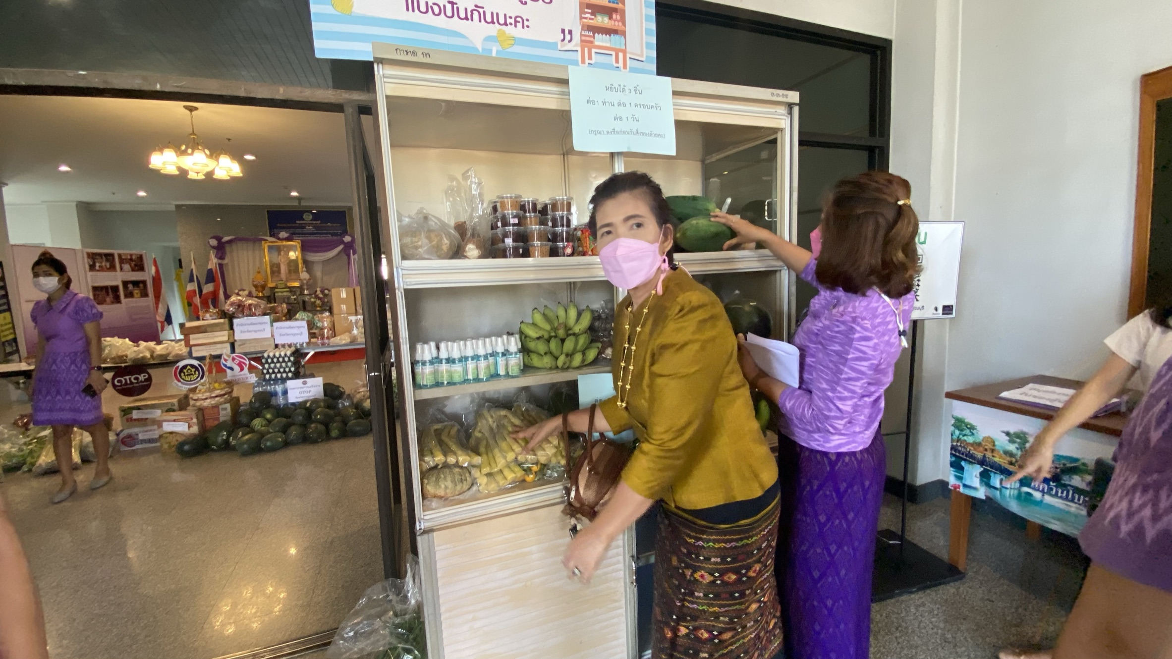 พัฒนาชุมชนกาญจน์จับมือเครือข่าย ร่วมส่งมอบของใส่ตู้ปันสุข ช่วยประชาชนช่วง COVID