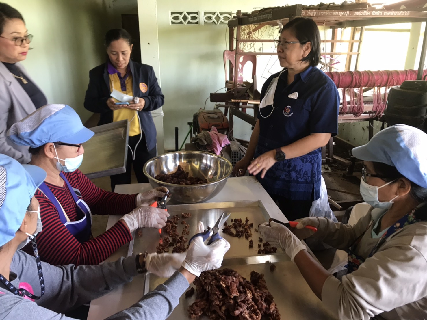 คณะทำงานติดตามสนับสนุนการดำเนินงานกองทุนพัฒนาบทบาทสตรีจังหวัดกาญจนบุรี ลงพื้นที่ตำบลแม่กระบุง อำเภอศรีสวัสดิ์ เพื่อติดตามสนับสนุนการดำเนินงานกองทุนพัฒนาบทบาทสตรีในพื้นที่