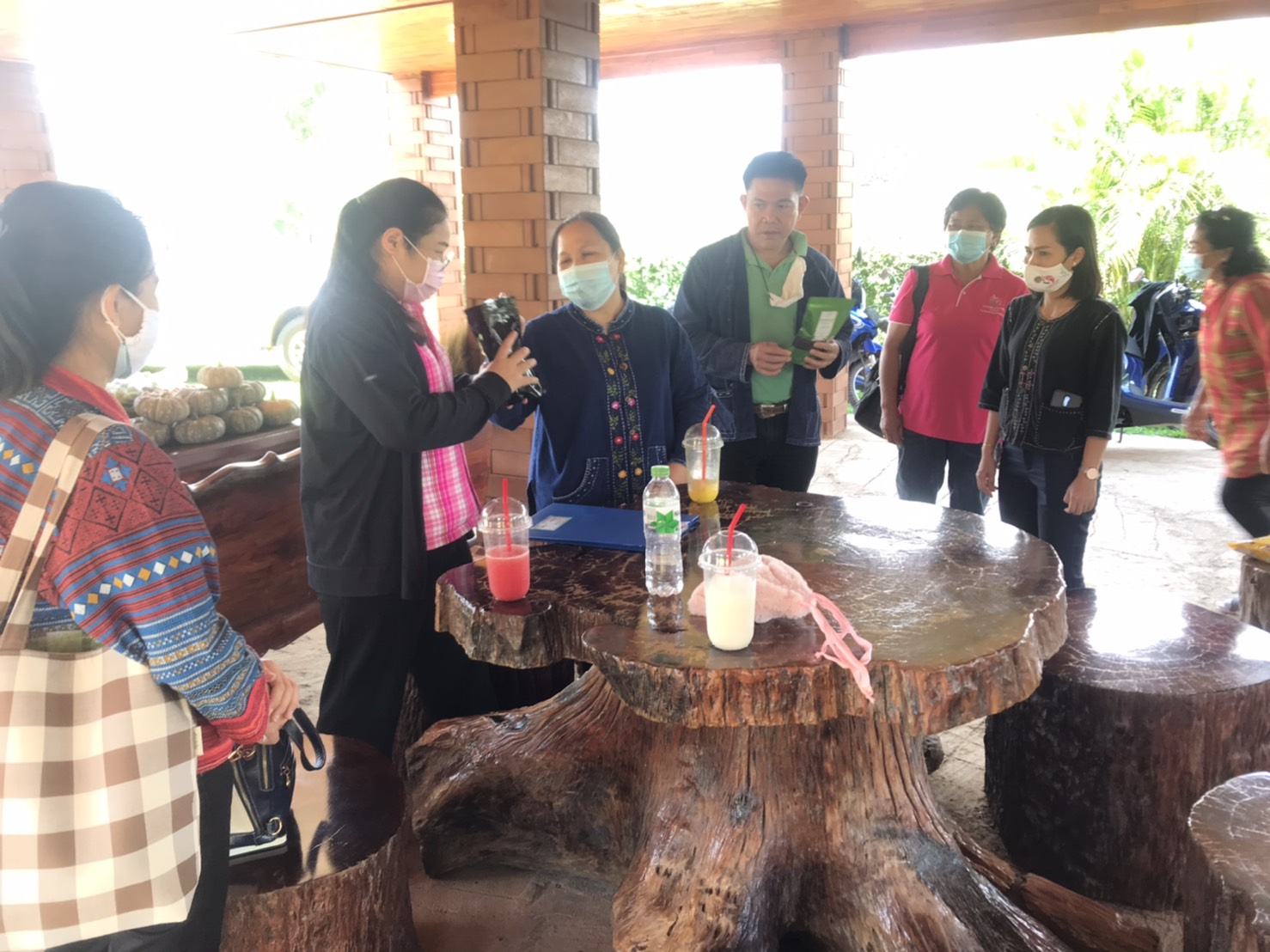 คณะทำงานติดตามสนับสนุนการดำเนินงานกองทุนพัฒนาบทบาทสตรีจังหวัดกาญจนบุรี ลงพื้นที่อำเภอทองผาภูมิ เพื่อติดตามสนับสนุนการดำเนินงานกองทุนพัฒนาบทบาทสตรีในพื้นที่ตำบลชะแล