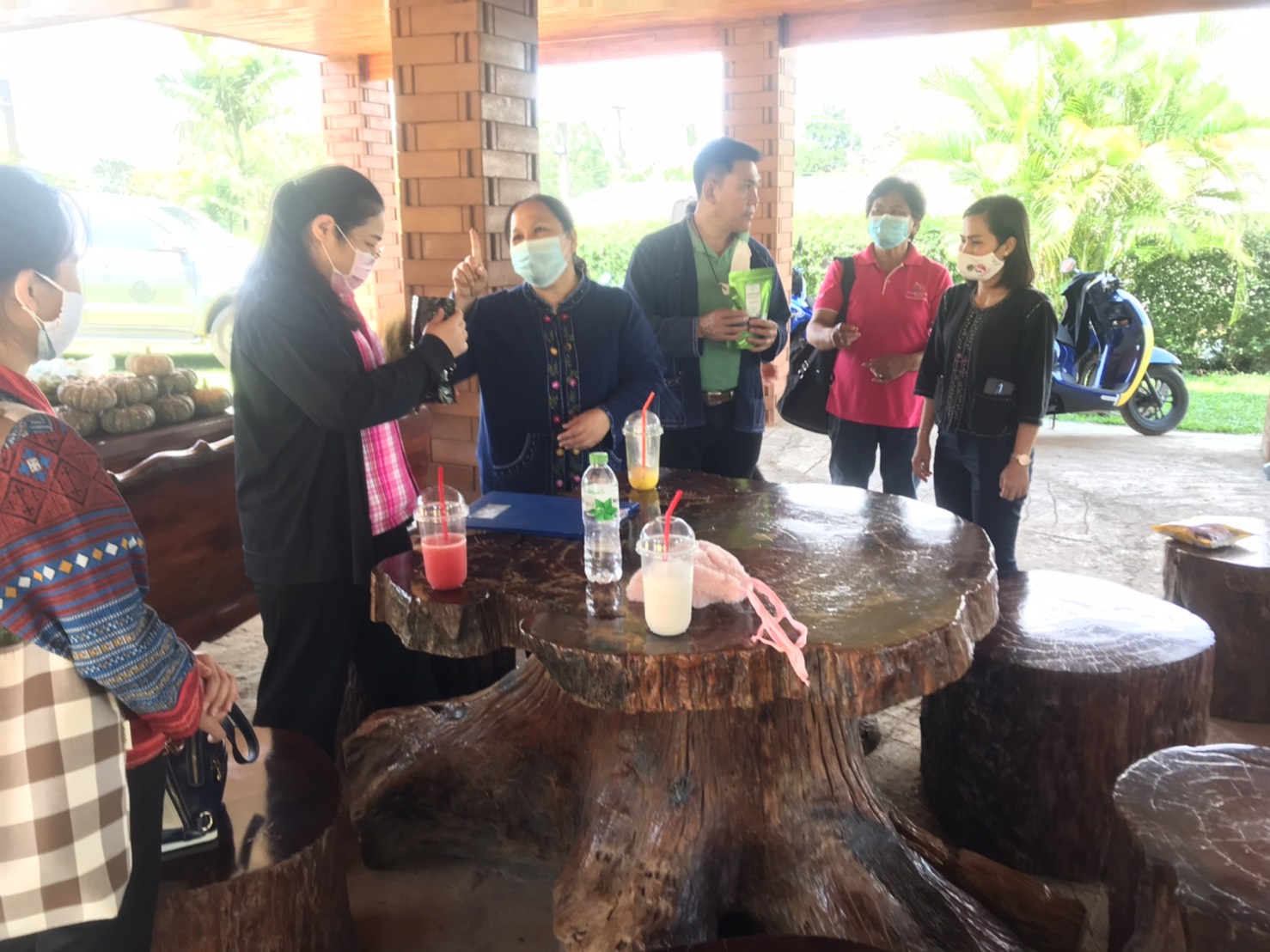 คณะทำงานติดตามสนับสนุนการดำเนินงานกองทุนพัฒนาบทบาทสตรีจังหวัดกาญจนบุรี ลงพื้นที่อำเภอทองผาภูมิ เพื่อติดตามสนับสนุนการดำเนินงานกองทุนพัฒนาบทบาทสตรีในพื้นที่ตำบลชะแล