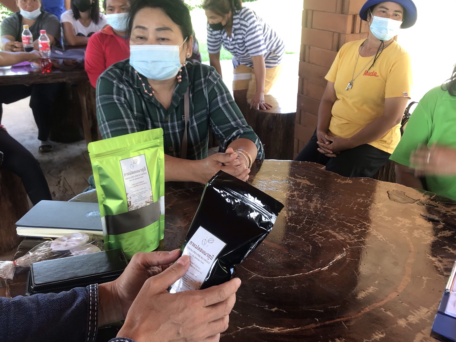 คณะทำงานติดตามสนับสนุนการดำเนินงานกองทุนพัฒนาบทบาทสตรีจังหวัดกาญจนบุรี ลงพื้นที่อำเภอทองผาภูมิ เพื่อติดตามสนับสนุนการดำเนินงานกองทุนพัฒนาบทบาทสตรีในพื้นที่ตำบลชะแล