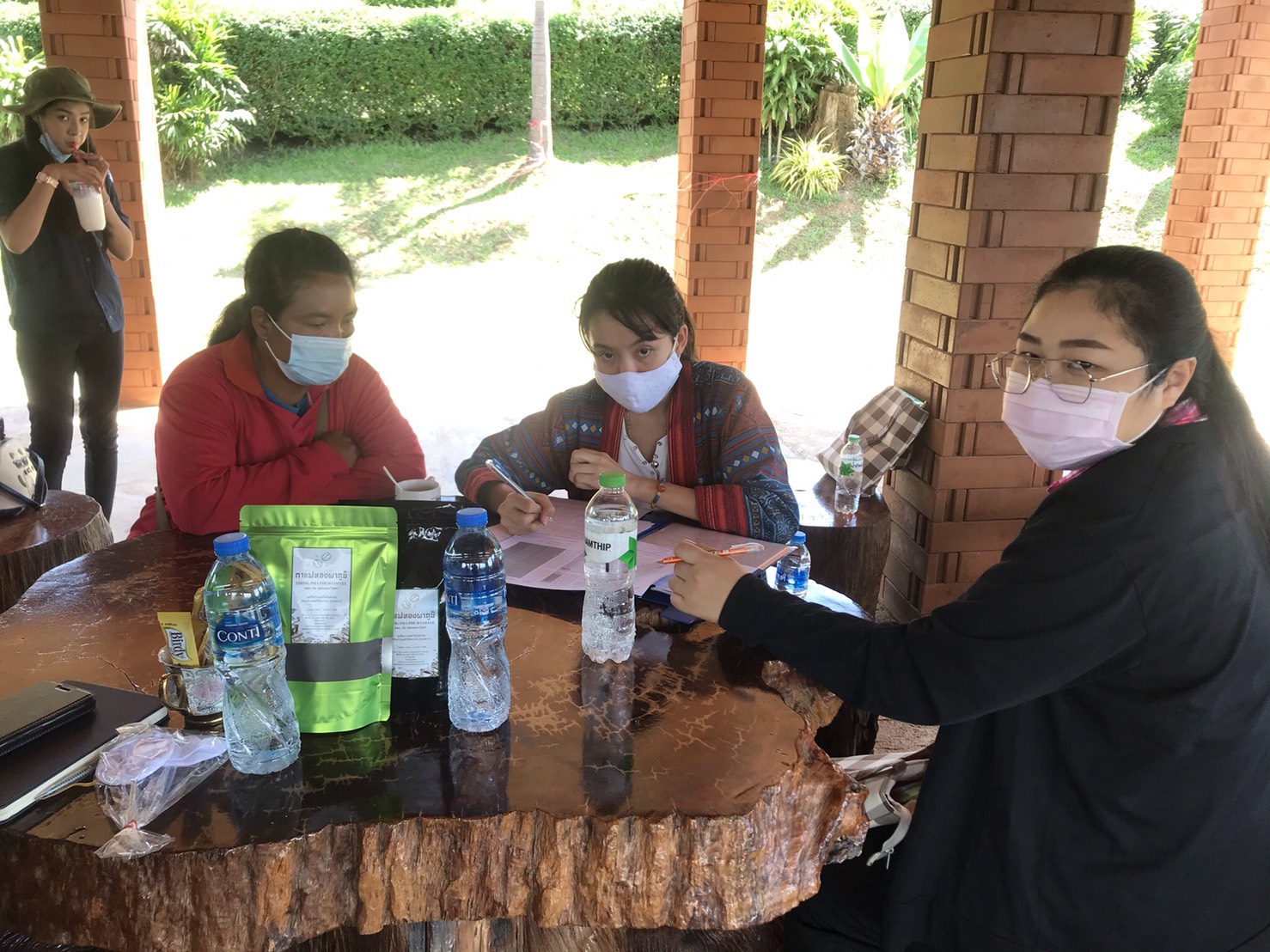 คณะทำงานติดตามสนับสนุนการดำเนินงานกองทุนพัฒนาบทบาทสตรีจังหวัดกาญจนบุรี ลงพื้นที่อำเภอทองผาภูมิ เพื่อติดตามสนับสนุนการดำเนินงานกองทุนพัฒนาบทบาทสตรีในพื้นที่ตำบลชะแล
