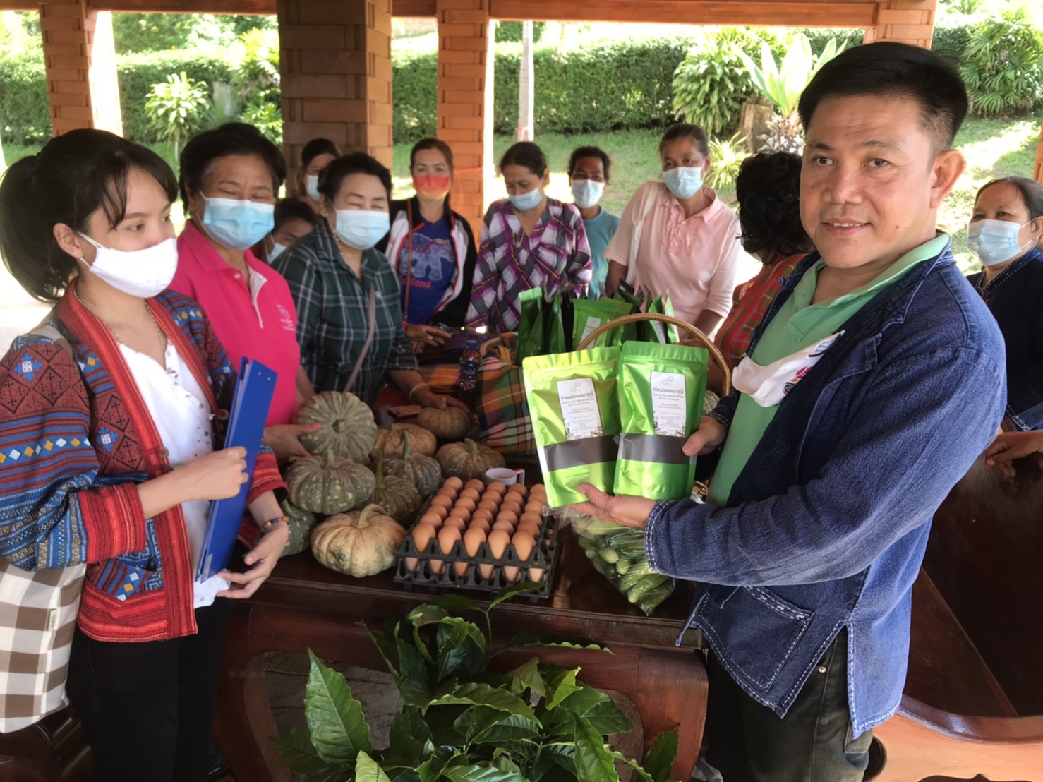 คณะทำงานติดตามสนับสนุนการดำเนินงานกองทุนพัฒนาบทบาทสตรีจังหวัดกาญจนบุรี ลงพื้นที่อำเภอทองผาภูมิ เพื่อติดตามสนับสนุนการดำเนินงานกองทุนพัฒนาบทบาทสตรีในพื้นที่ตำบลชะแล