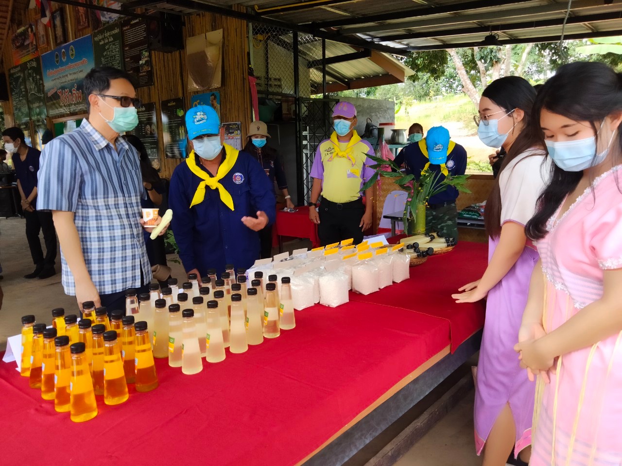พิธีส่งมอบแปลงและกิจกรรมเอามื้อสามัคคีเพื่อเฉลิมพระเกียรติ เนื่องในโอกาสวันเฉลิมพระชนมพรรษาฯ 28 กรกฎาคม 2564 ณ แปลงพื้นที่เรียนรู้ชุมชนต้นแบบการพัฒนาคุณภาพชีวิต CLM ตำบลหนองลู อำเภอสังขละบุรี