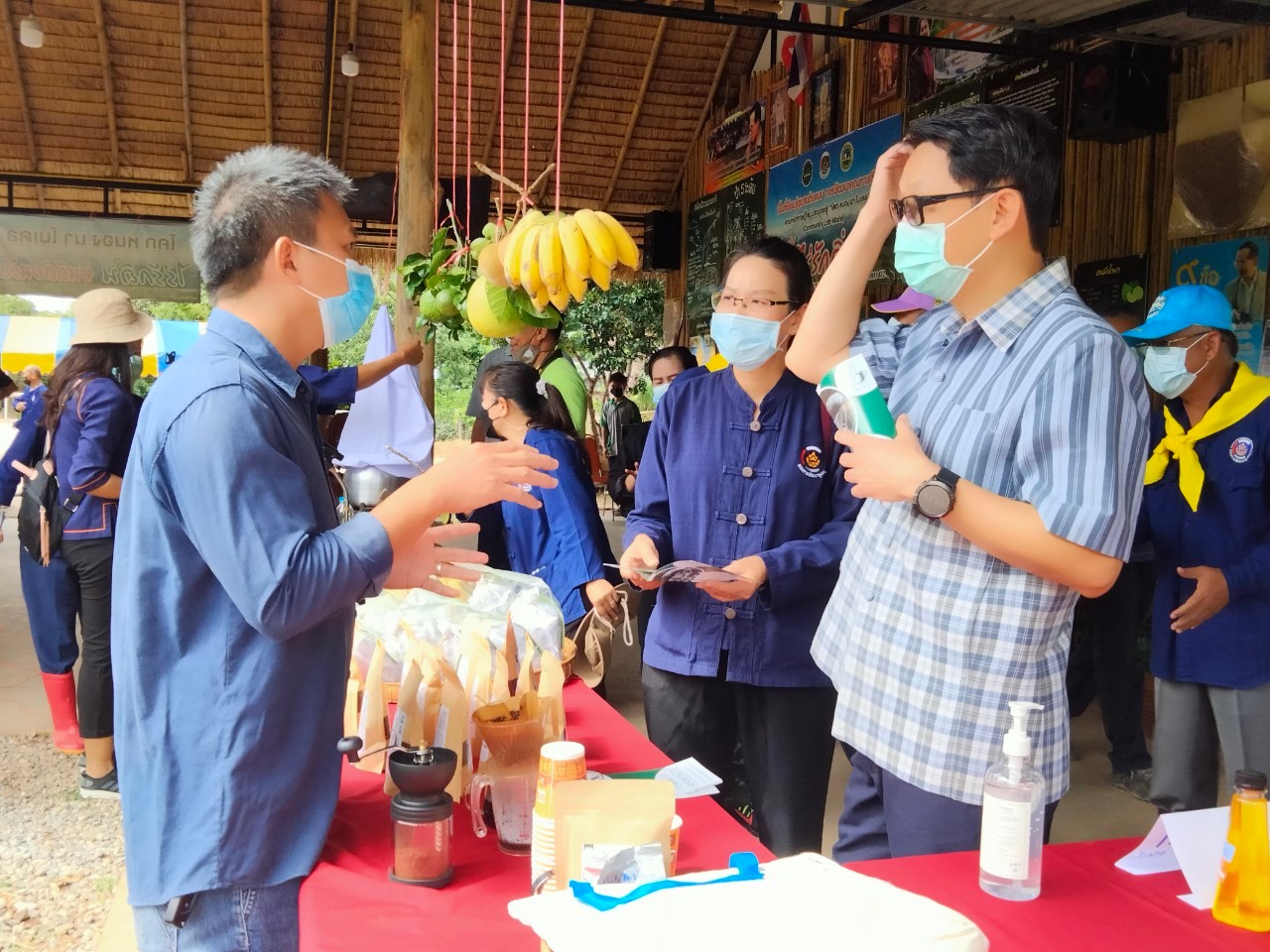 พิธีส่งมอบแปลงและกิจกรรมเอามื้อสามัคคีเพื่อเฉลิมพระเกียรติ เนื่องในโอกาสวันเฉลิมพระชนมพรรษาฯ 28 กรกฎาคม 2564 ณ แปลงพื้นที่เรียนรู้ชุมชนต้นแบบการพัฒนาคุณภาพชีวิต CLM ตำบลหนองลู อำเภอสังขละบุรี