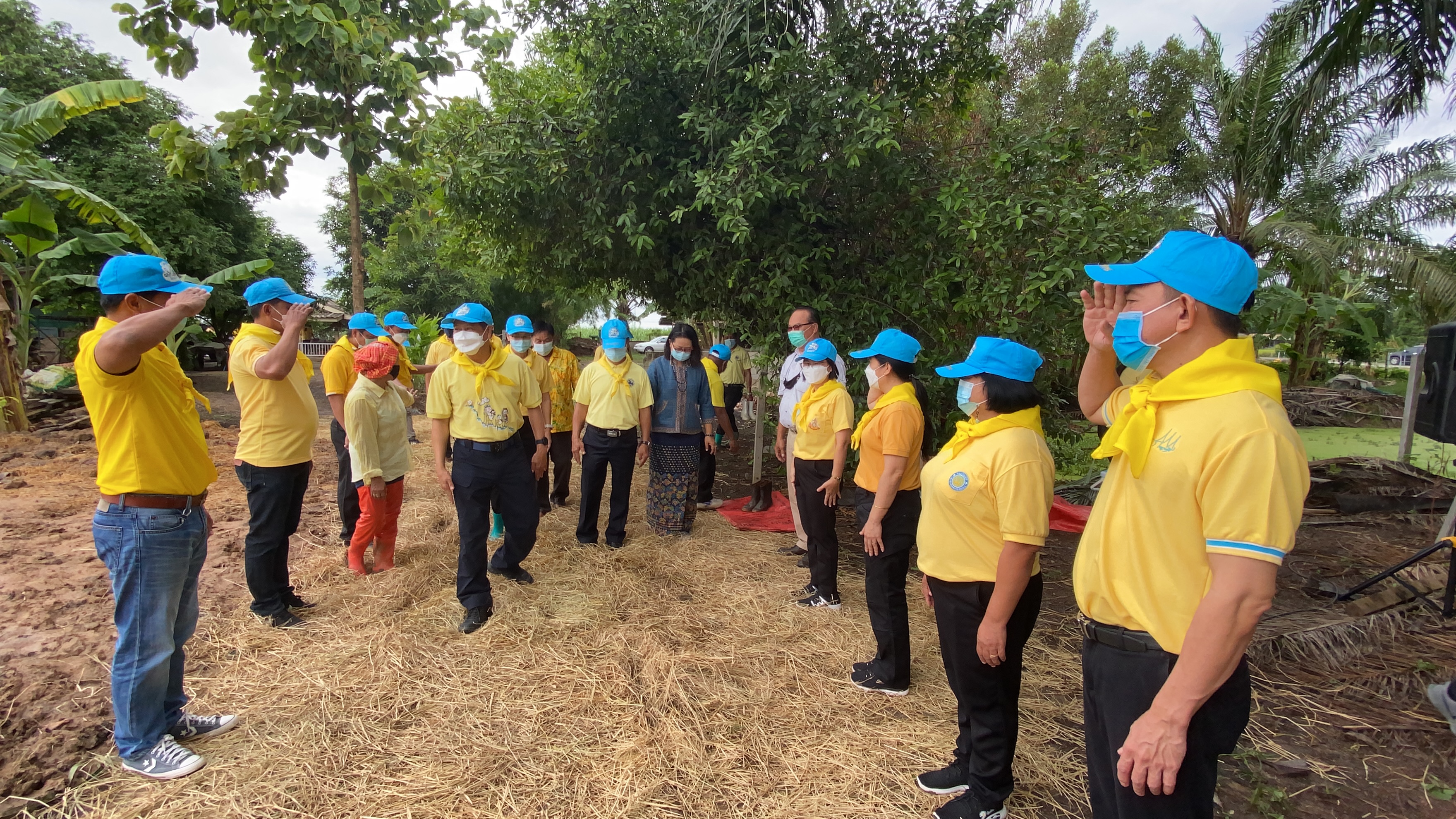 พัฒนาชุมชนกาญจน์ … นำรองผู้ว่าฯ พร้อมคณะติดตาม ลงพื้นที่แปลง HLM อำเภอพนมทวน ร่วมกิจกรรมเอามื้อสามัคคี น้อมนำหลักปรัชญาของเศรษฐกิจพอเพียงและทฤษฎีใหม่สู่วิถีเกษตรตามรอยพ่อในพื้นที่ต้นแบบฯ เพื่อเฉลิมพระเกียรติ เนื่องในโอกาสวันเฉลิมพระชนมพรรษา พระบาทสมเด็จพระวชิรเกล้าเจ้าอยู่หัว 69 พรรษา 28 กรกฎาคม 2564″