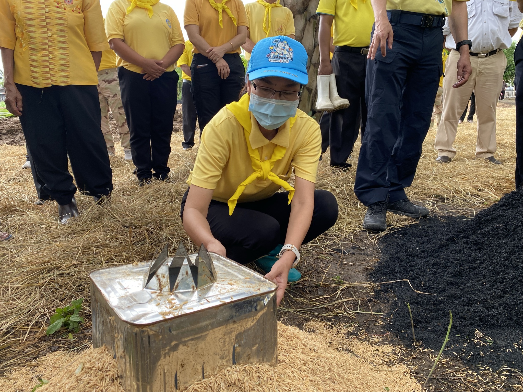 พัฒนาชุมชนกาญจน์ … นำรองผู้ว่าฯ พร้อมคณะติดตาม ลงพื้นที่แปลง HLM อำเภอพนมทวน ร่วมกิจกรรมเอามื้อสามัคคี น้อมนำหลักปรัชญาของเศรษฐกิจพอเพียงและทฤษฎีใหม่สู่วิถีเกษตรตามรอยพ่อในพื้นที่ต้นแบบฯ เพื่อเฉลิมพระเกียรติ เนื่องในโอกาสวันเฉลิมพระชนมพรรษา พระบาทสมเด็จพระวชิรเกล้าเจ้าอยู่หัว 69 พรรษา 28 กรกฎาคม 2564″