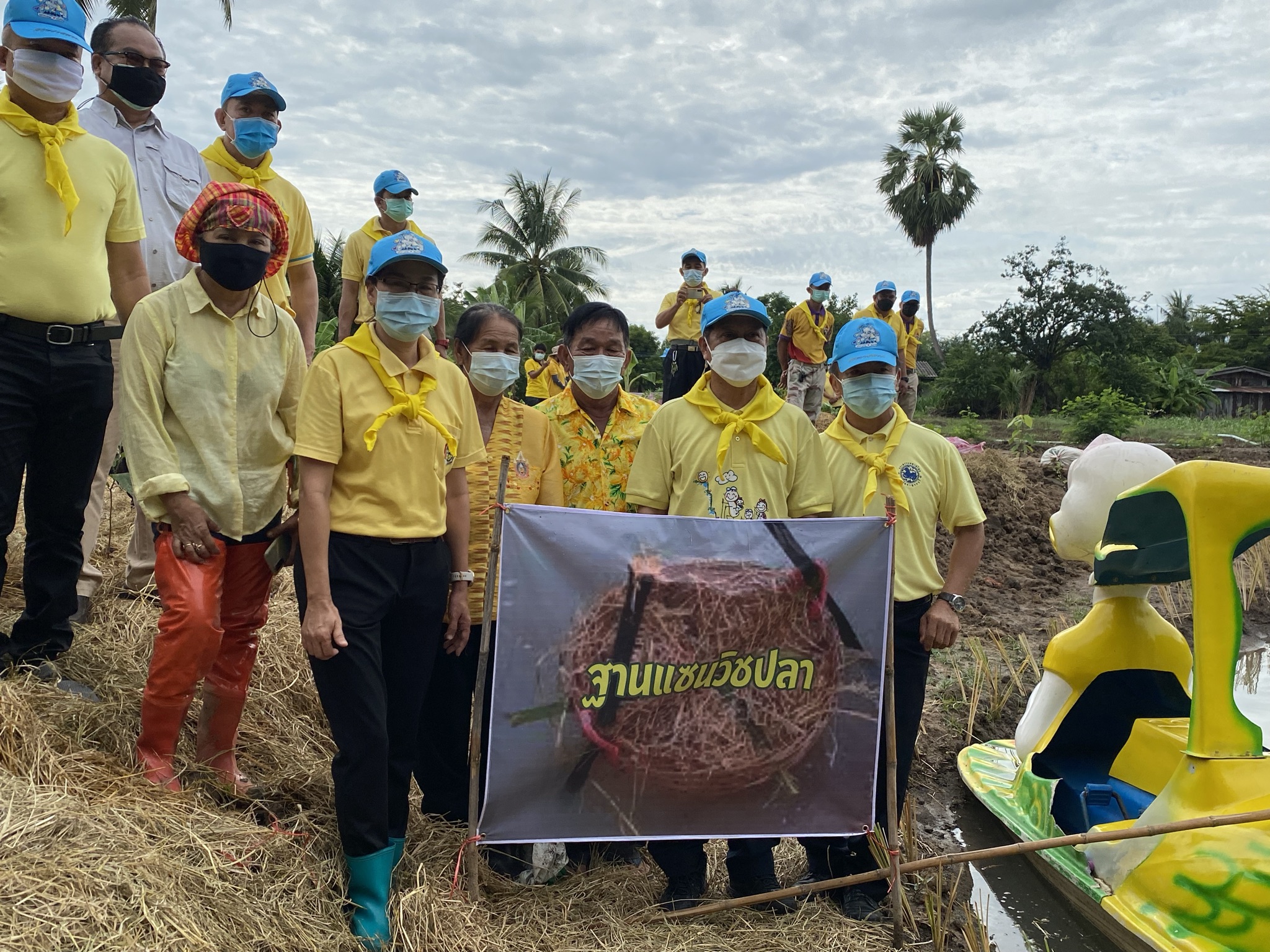 พัฒนาชุมชนกาญจน์ … นำรองผู้ว่าฯ พร้อมคณะติดตาม ลงพื้นที่แปลง HLM อำเภอพนมทวน ร่วมกิจกรรมเอามื้อสามัคคี น้อมนำหลักปรัชญาของเศรษฐกิจพอเพียงและทฤษฎีใหม่สู่วิถีเกษตรตามรอยพ่อในพื้นที่ต้นแบบฯ เพื่อเฉลิมพระเกียรติ เนื่องในโอกาสวันเฉลิมพระชนมพรรษา พระบาทสมเด็จพระวชิรเกล้าเจ้าอยู่หัว 69 พรรษา 28 กรกฎาคม 2564″