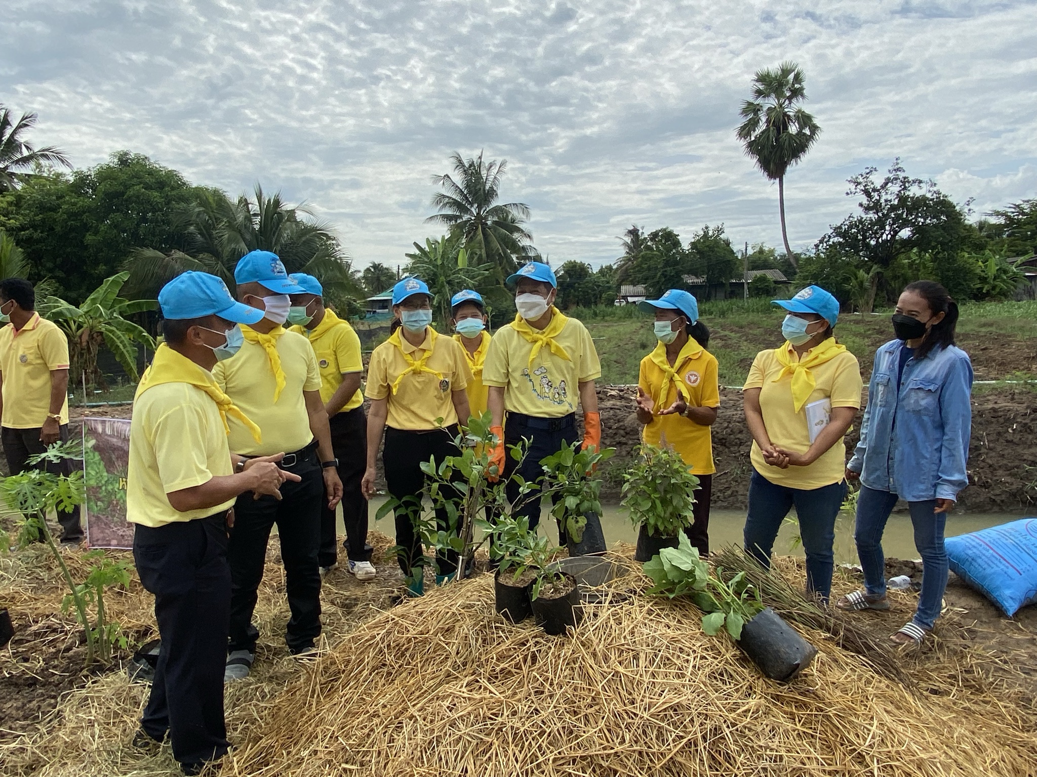 พัฒนาชุมชนกาญจน์ … นำรองผู้ว่าฯ พร้อมคณะติดตาม ลงพื้นที่แปลง HLM อำเภอพนมทวน ร่วมกิจกรรมเอามื้อสามัคคี น้อมนำหลักปรัชญาของเศรษฐกิจพอเพียงและทฤษฎีใหม่สู่วิถีเกษตรตามรอยพ่อในพื้นที่ต้นแบบฯ เพื่อเฉลิมพระเกียรติ เนื่องในโอกาสวันเฉลิมพระชนมพรรษา พระบาทสมเด็จพระวชิรเกล้าเจ้าอยู่หัว 69 พรรษา 28 กรกฎาคม 2564″