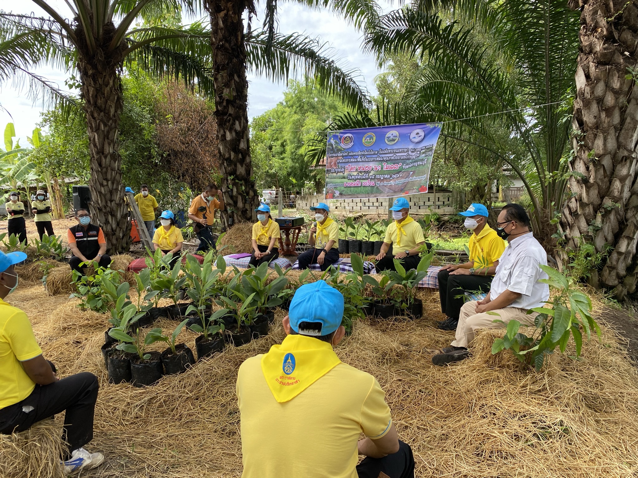พัฒนาชุมชนกาญจน์ … นำรองผู้ว่าฯ พร้อมคณะติดตาม ลงพื้นที่แปลง HLM อำเภอพนมทวน ร่วมกิจกรรมเอามื้อสามัคคี น้อมนำหลักปรัชญาของเศรษฐกิจพอเพียงและทฤษฎีใหม่สู่วิถีเกษตรตามรอยพ่อในพื้นที่ต้นแบบฯ เพื่อเฉลิมพระเกียรติ เนื่องในโอกาสวันเฉลิมพระชนมพรรษา พระบาทสมเด็จพระวชิรเกล้าเจ้าอยู่หัว 69 พรรษา 28 กรกฎาคม 2564″