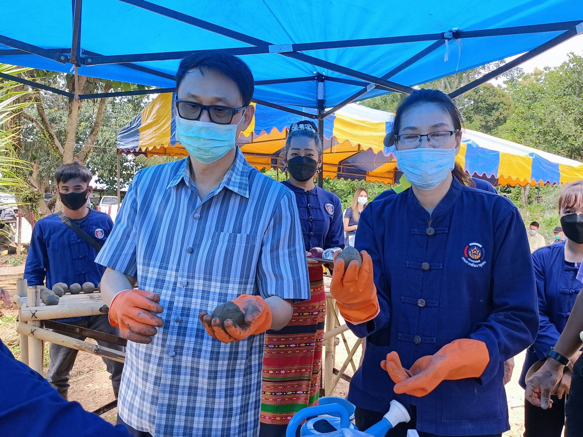 พิธีส่งมอบแปลงและกิจกรรมเอามื้อสามัคคีเพื่อเฉลิมพระเกียรติ เนื่องในโอกาสวันเฉลิมพระชนมพรรษาฯ 28 กรกฎาคม 2564 ณ แปลงพื้นที่เรียนรู้ชุมชนต้นแบบการพัฒนาคุณภาพชีวิต CLM ตำบลหนองลู อำเภอสังขละบุรี