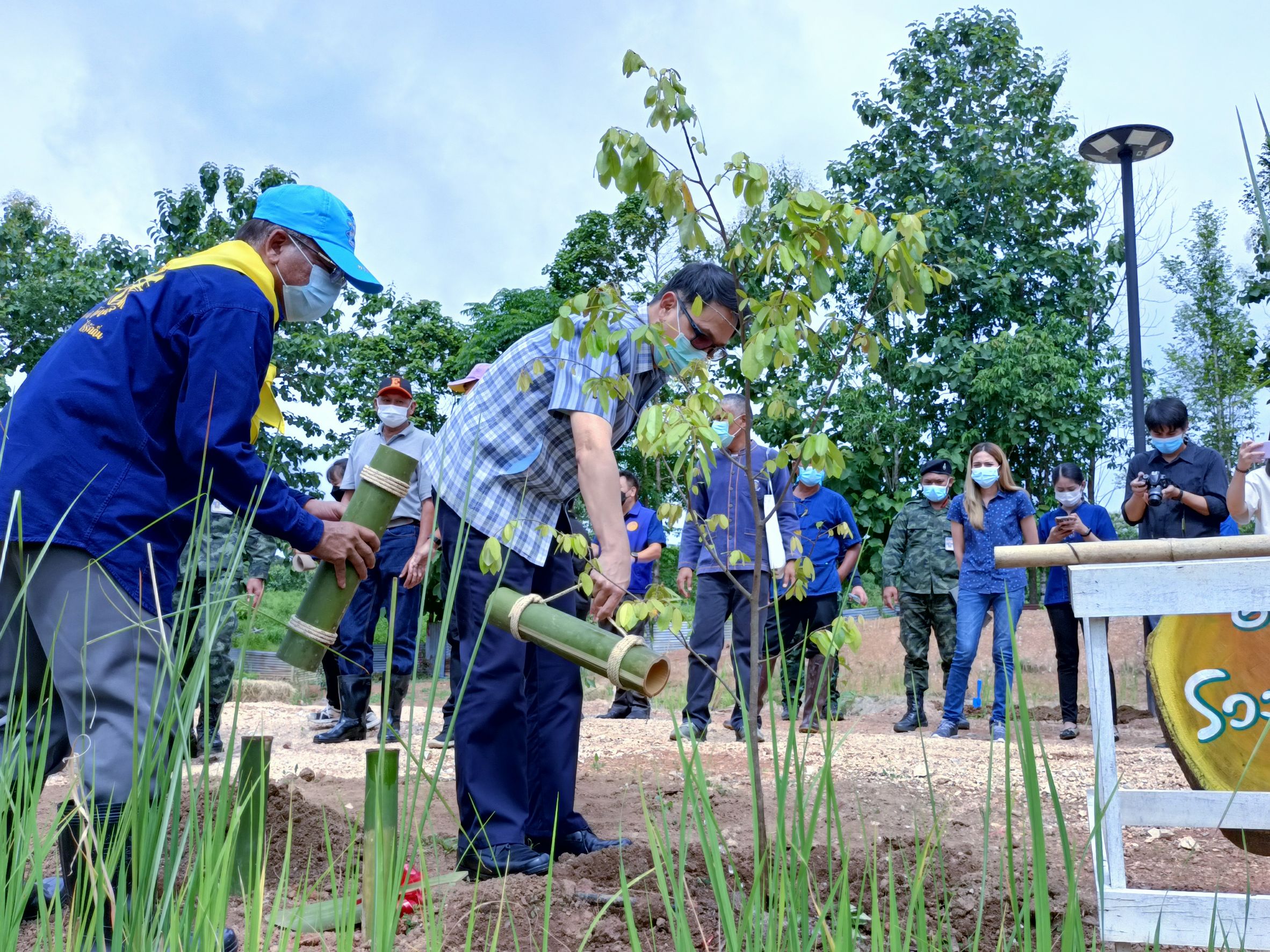 พิธีส่งมอบแปลงและกิจกรรมเอามื้อสามัคคีเพื่อเฉลิมพระเกียรติ เนื่องในโอกาสวันเฉลิมพระชนมพรรษาฯ 28 กรกฎาคม 2564 ณ แปลงพื้นที่เรียนรู้ชุมชนต้นแบบการพัฒนาคุณภาพชีวิต CLM ตำบลหนองลู อำเภอสังขละบุรี
