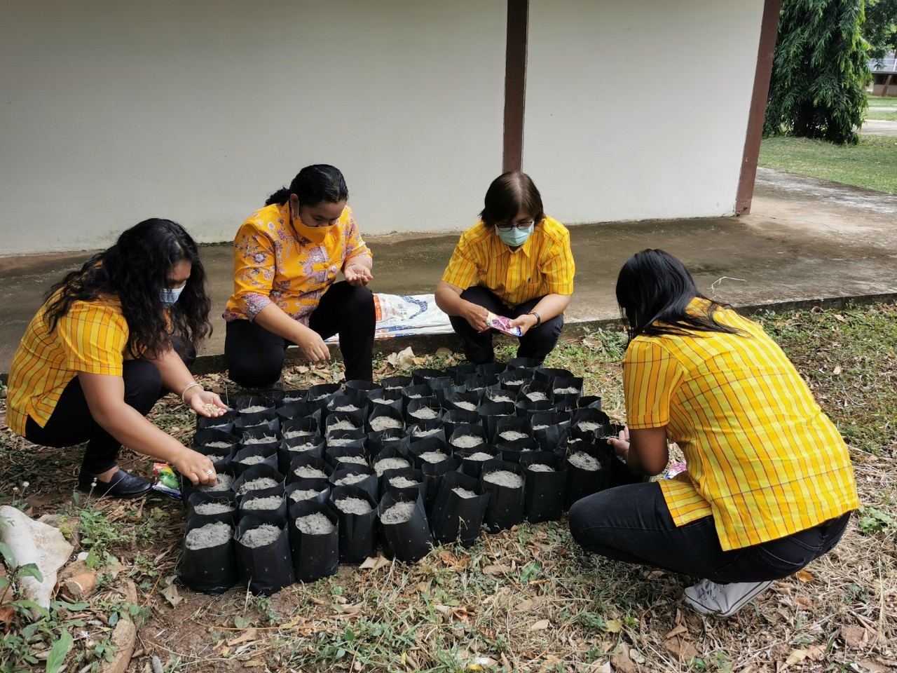 พช.กาญจน์ร่วมกับสตรี จัดกิจกรรมสตรีกาญจน์รวมใจ ทำความดีถวายองค์ราชัน (สร้างความมั่นคงทางอาหาร สู้ภัยโควิด) ครั้งที่ 1